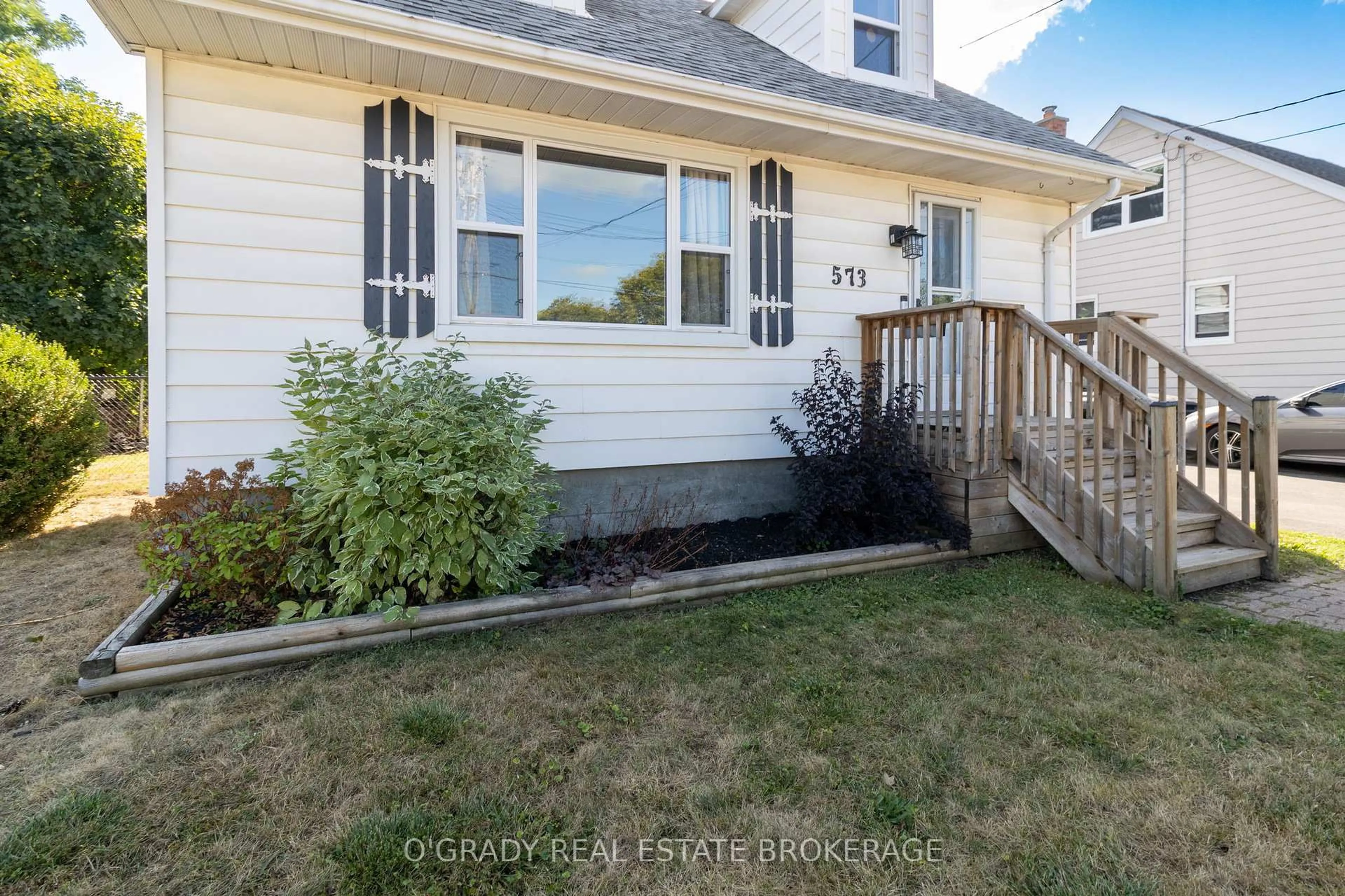 Home with vinyl exterior material, street for 573 Edward St, Prescott Ontario K0E 1T0