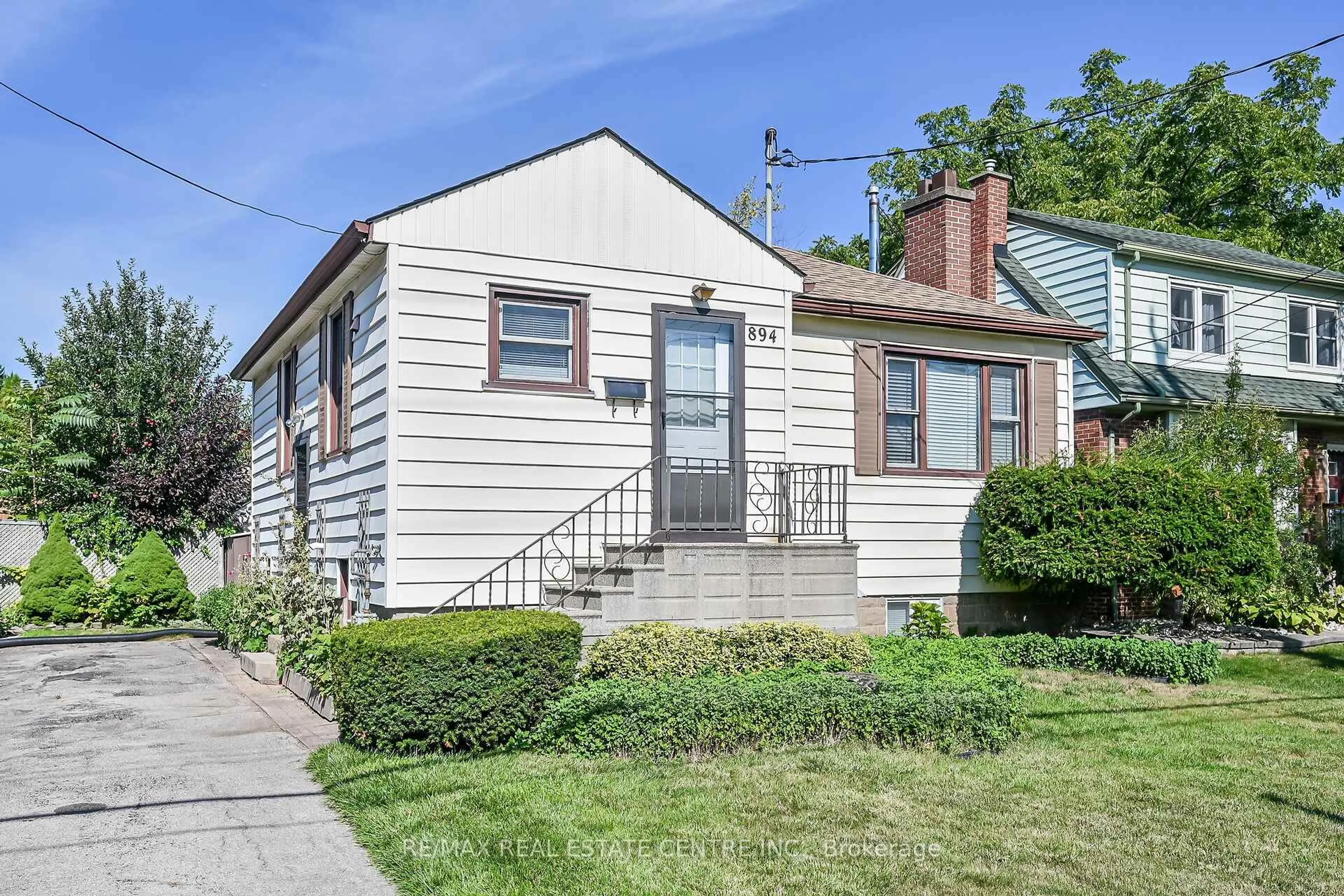 Home with vinyl exterior material, street for 894 Garth St, Hamilton Ontario L9C 4K9