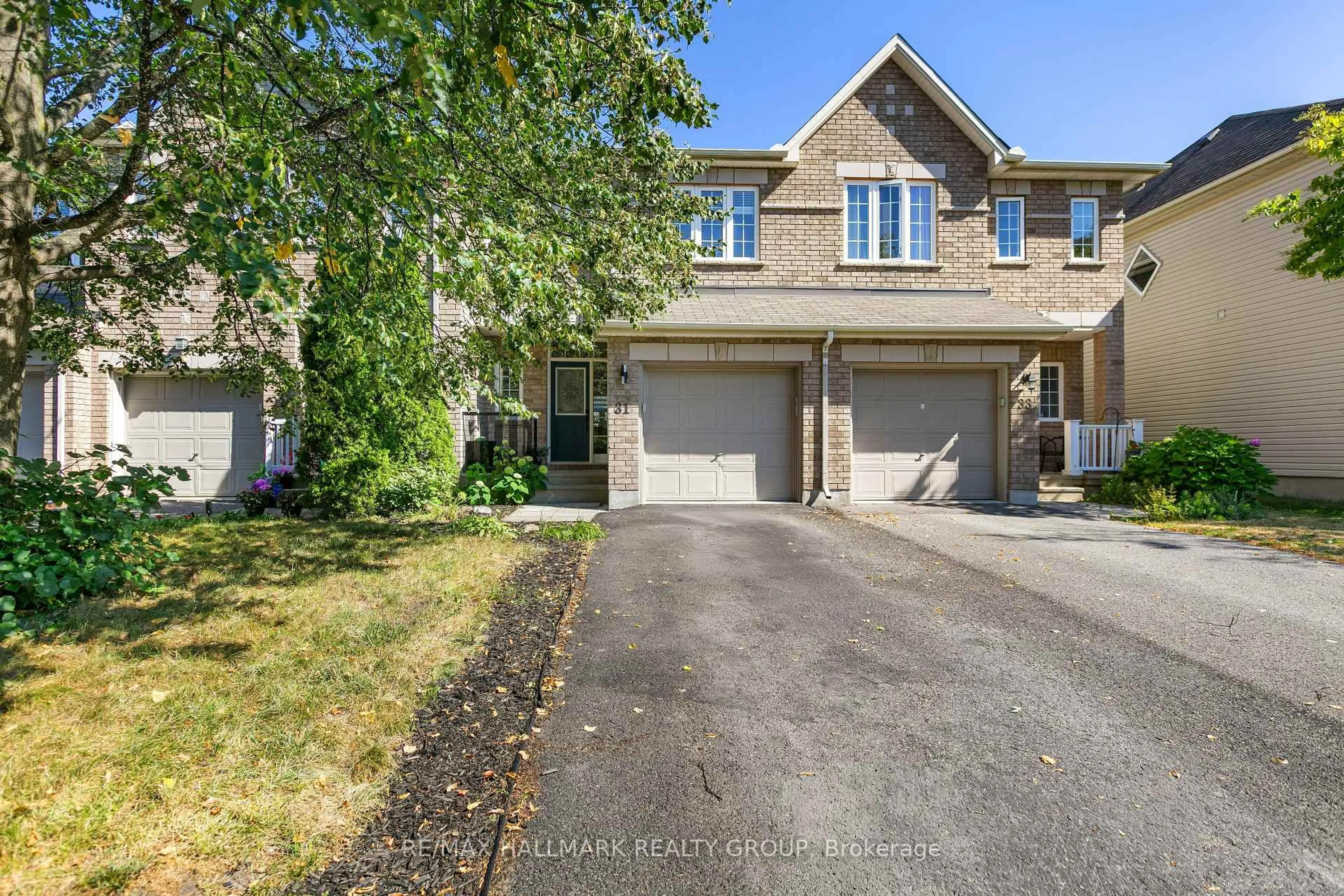 A pic from outside/outdoor area/front of a property/back of a property/a pic from drone, street for 31 Saddlesmith Circ, Ottawa Ontario K2M 2Y8
