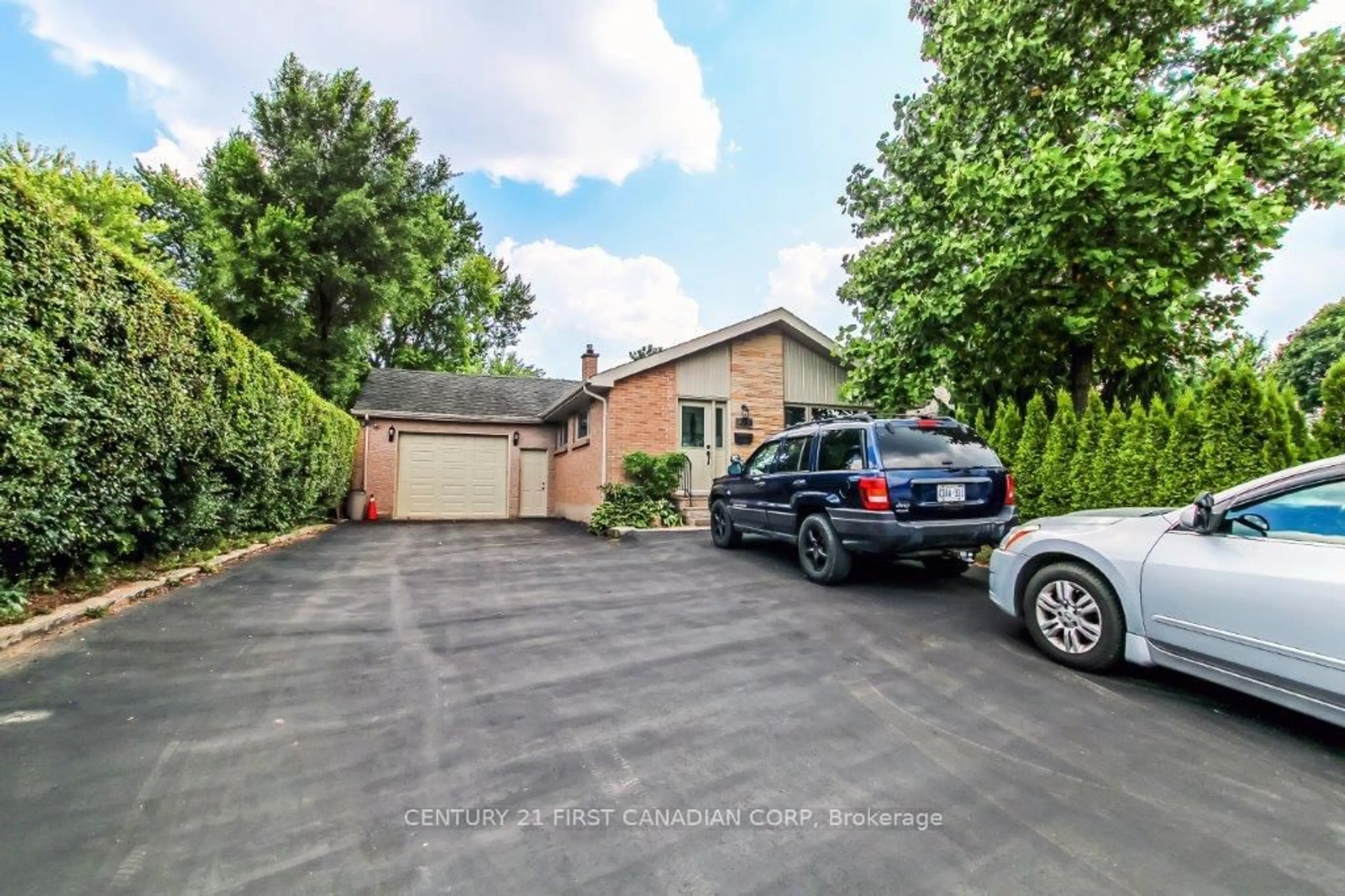 A pic from outside/outdoor area/front of a property/back of a property/a pic from drone, street for 1252 Michael St, London East Ontario N5V 2H5