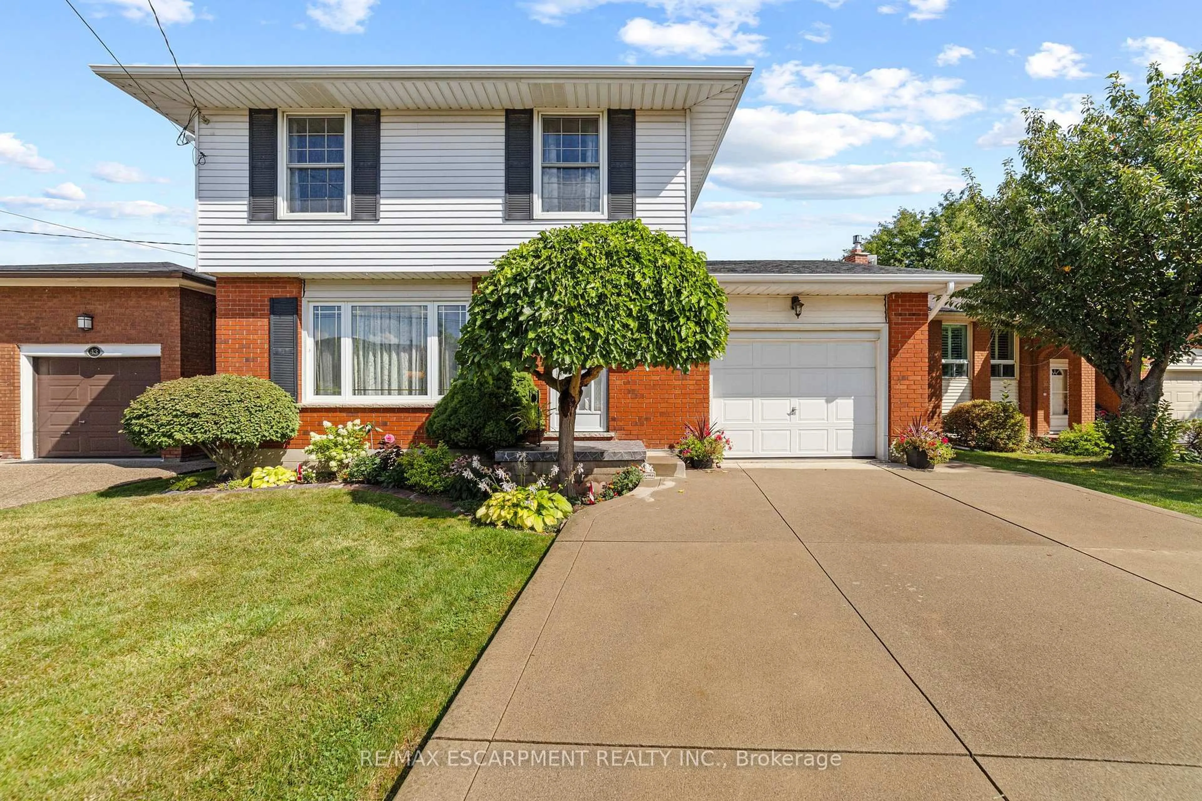 Home with vinyl exterior material, street for 47 Leaway Ave, Hamilton Ontario L8W 1S7