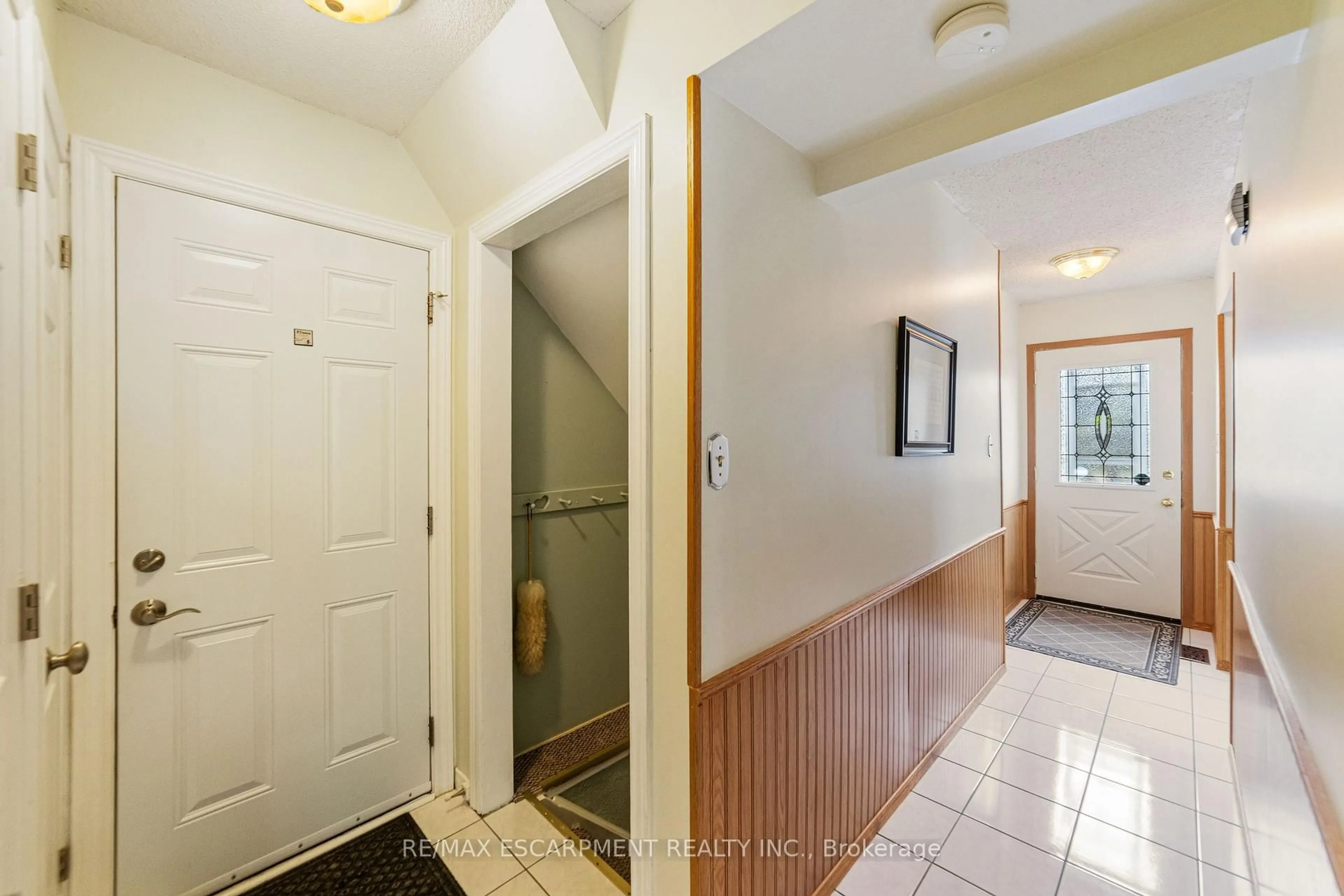 Indoor entryway for 47 Leaway Ave, Hamilton Ontario L8W 1S7