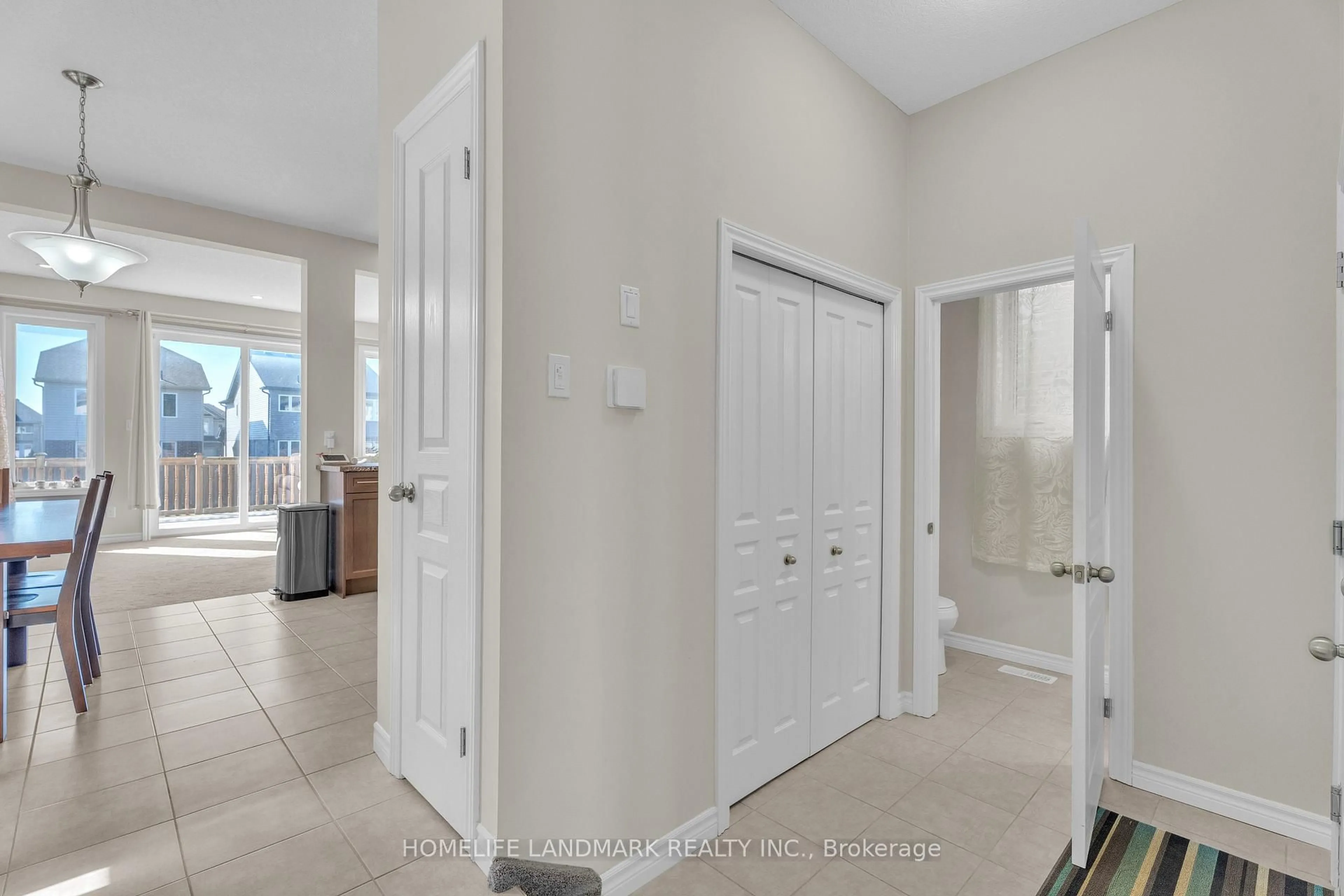 Indoor entryway for 1713 O'Hanlan Cross, London North Ontario N5X 0N1