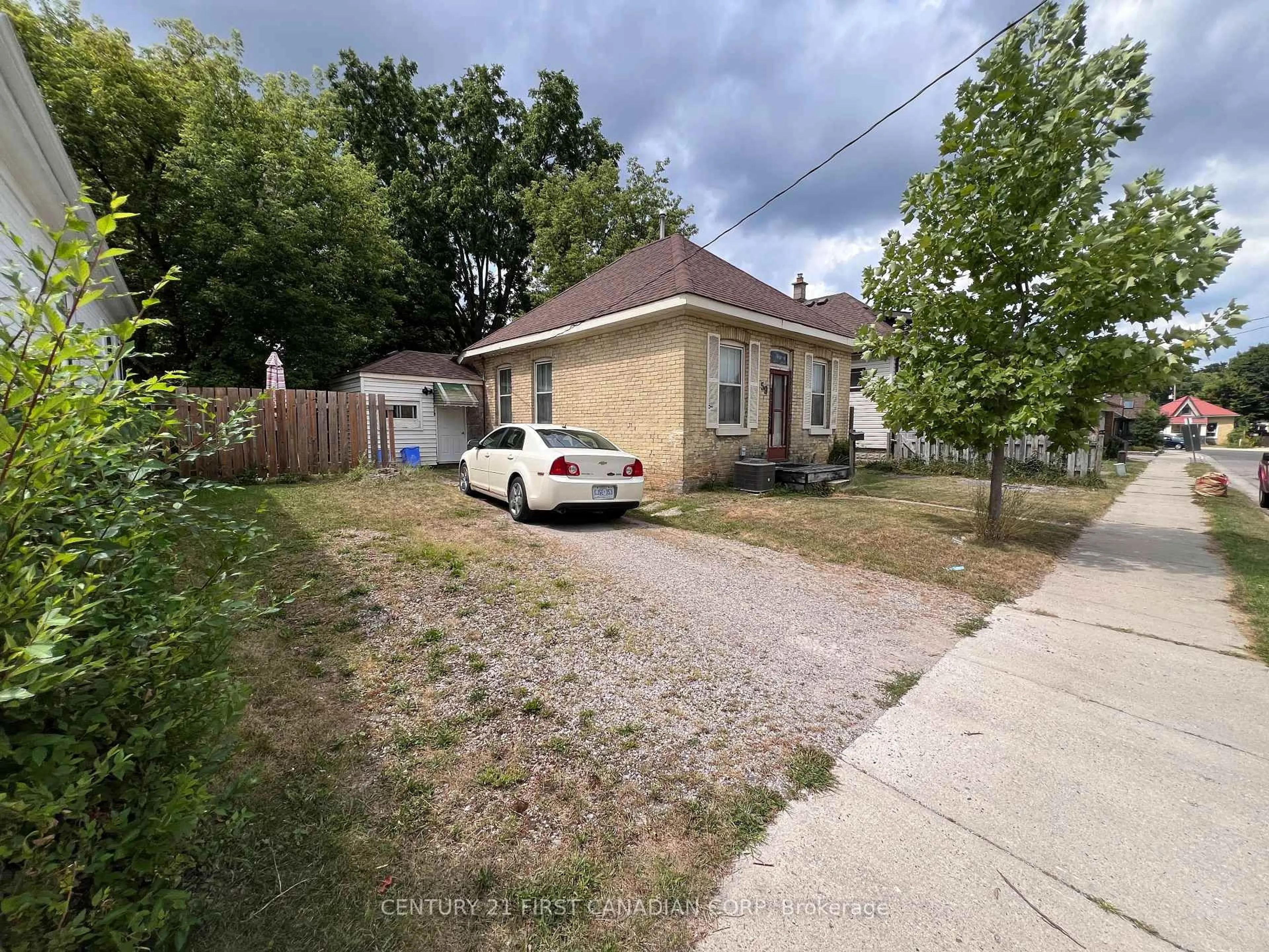 A pic from outside/outdoor area/front of a property/back of a property/a pic from drone, street for 59 HYDRO St, London East Ontario N5Z 2H5