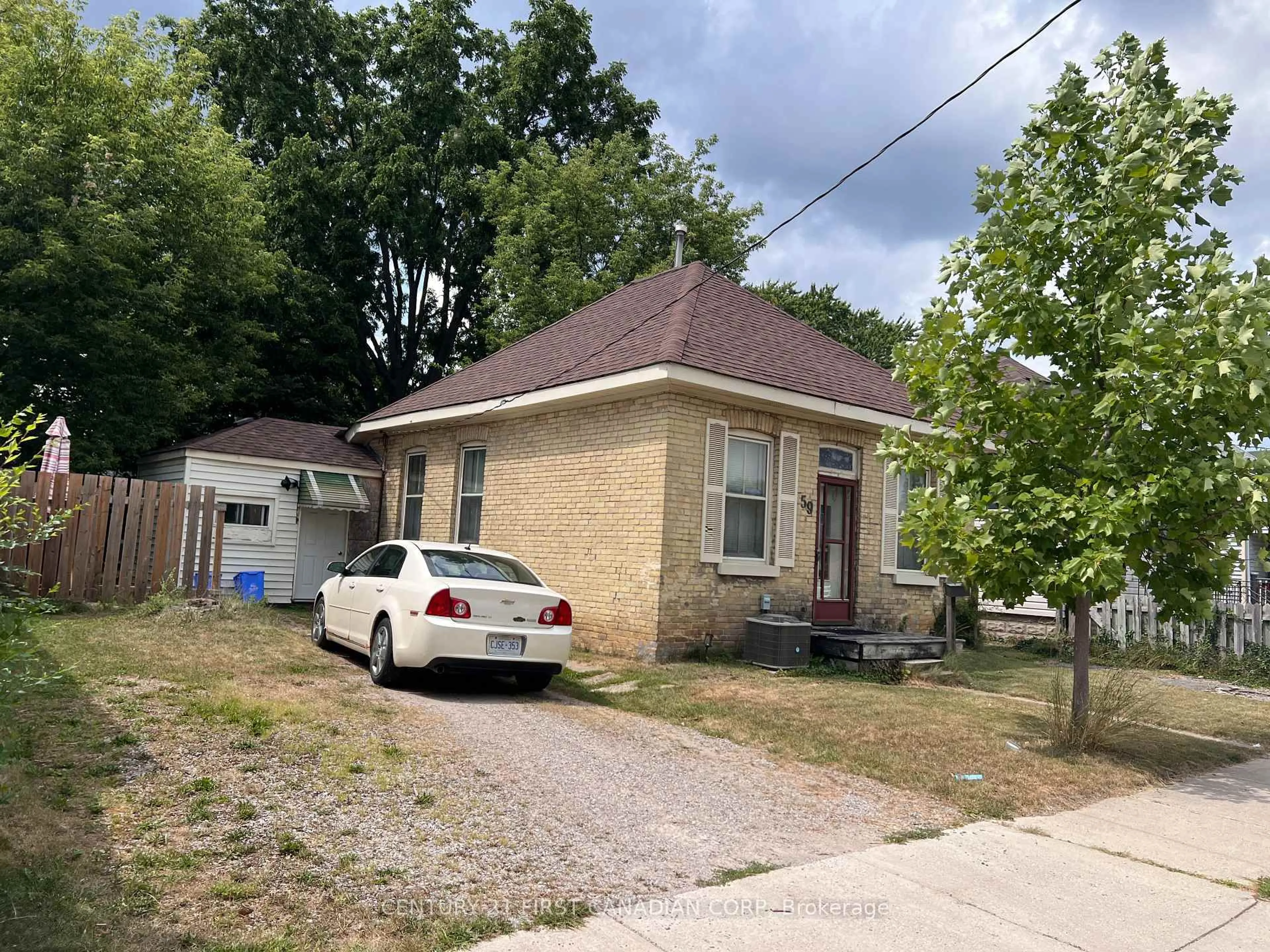 A pic from outside/outdoor area/front of a property/back of a property/a pic from drone, street for 59 HYDRO St, London East Ontario N5Z 2H5
