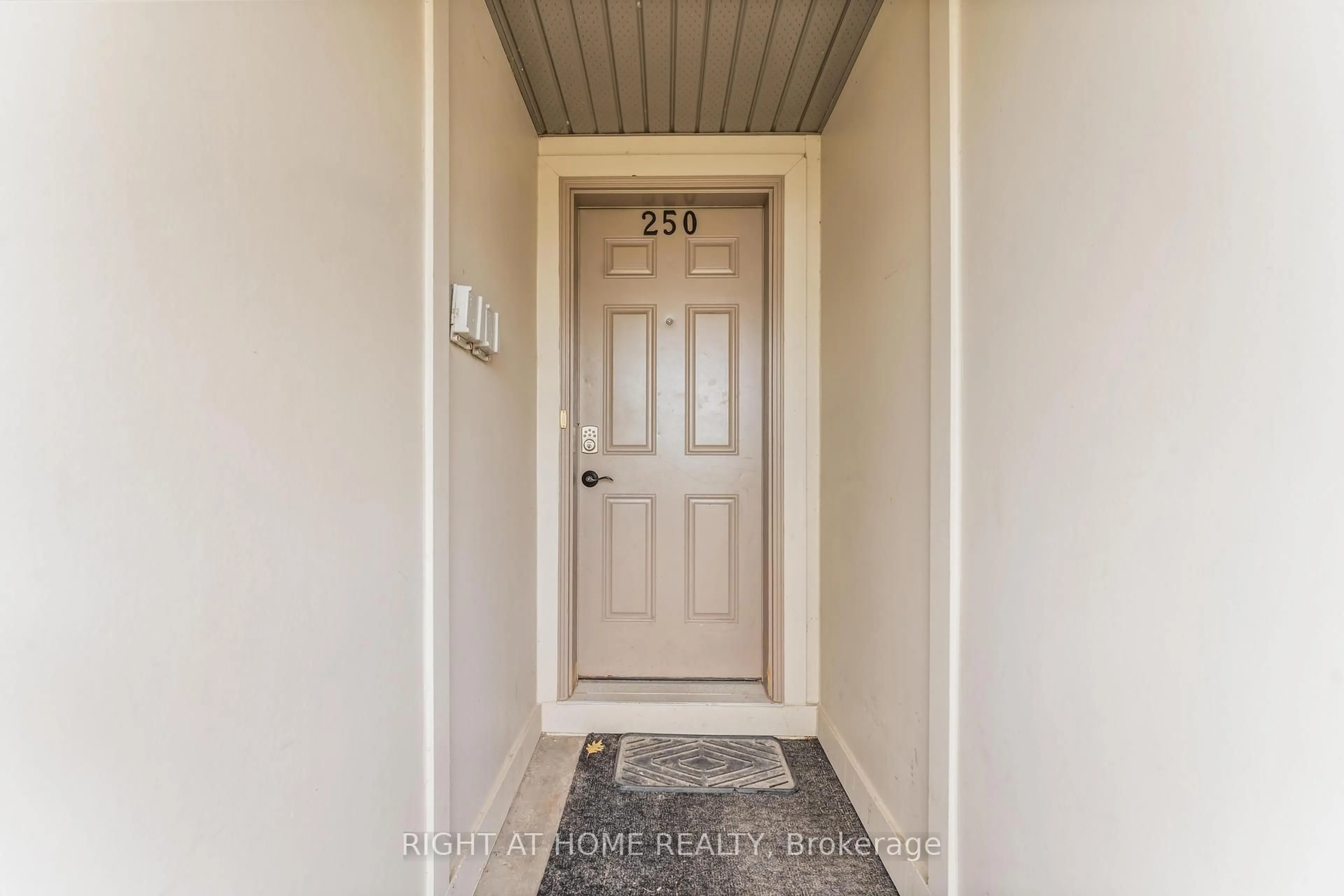 Indoor entryway for 250 Espin Hts, Ottawa Ontario K2J 0Y8