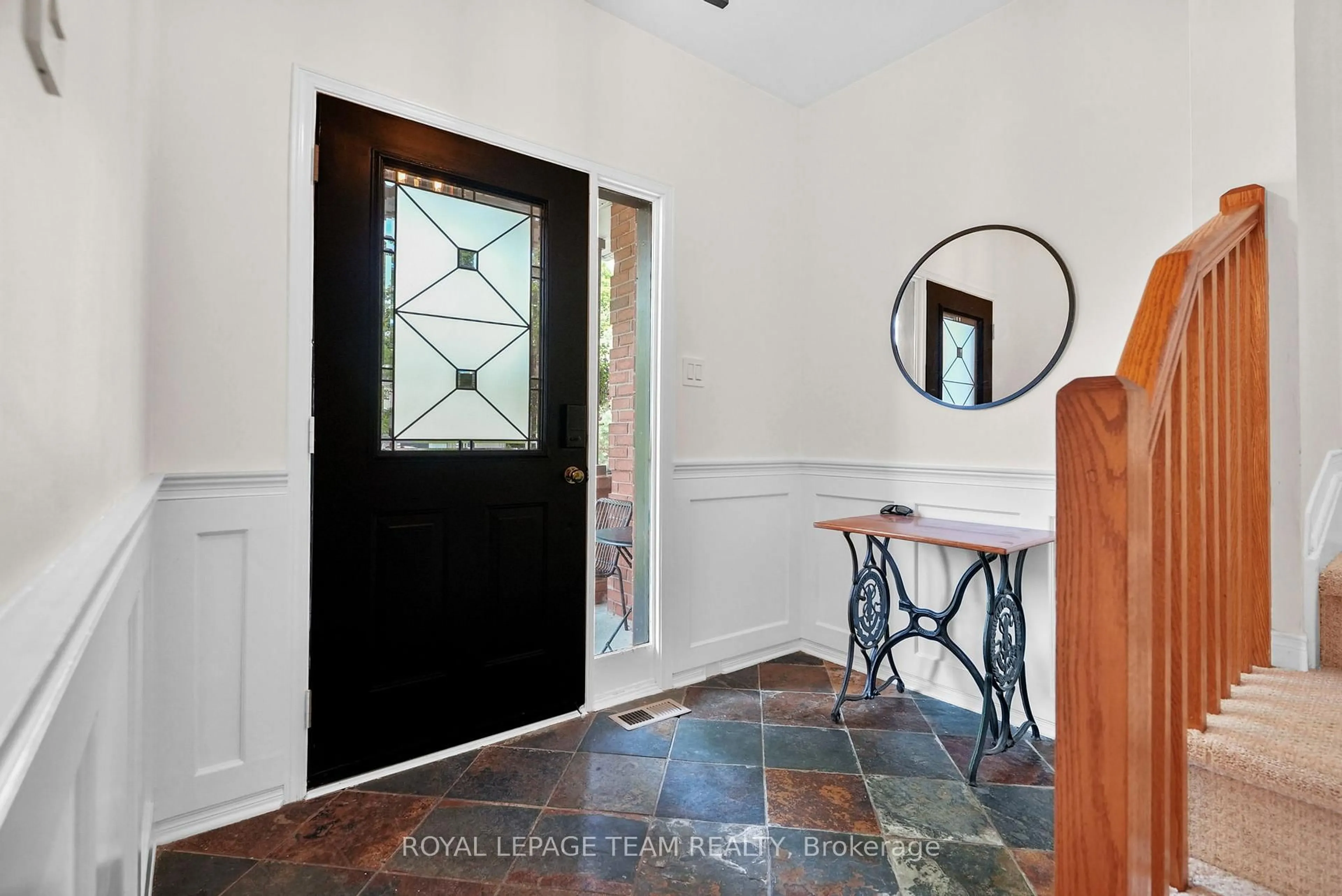 Indoor entryway for 2122 Saunders Ave, Ottawa Ontario K2A 4C7