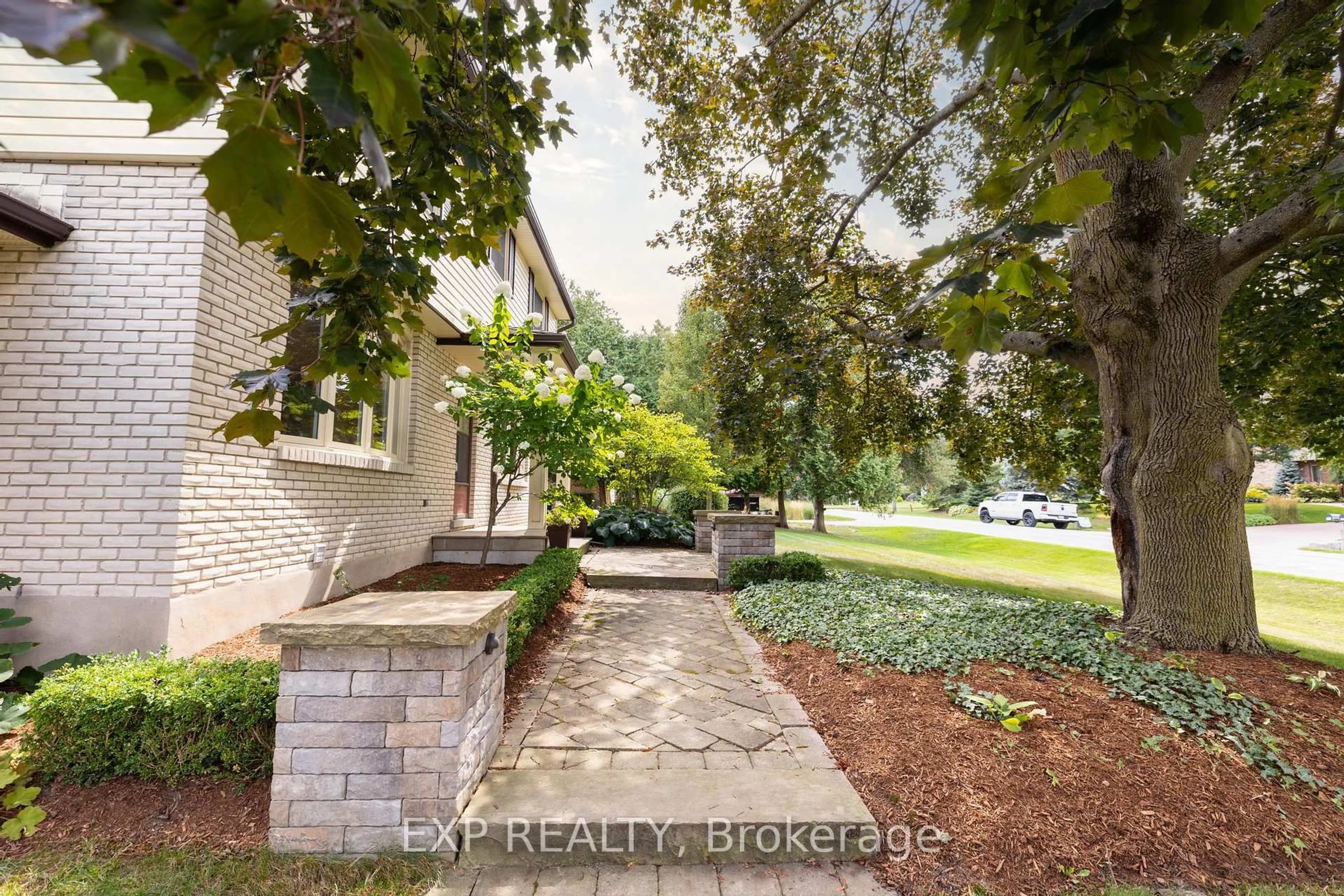 A pic from outside/outdoor area/front of a property/back of a property/a pic from drone, unknown for 36 Marquette Dr, Kitchener Ontario N2P 2H3
