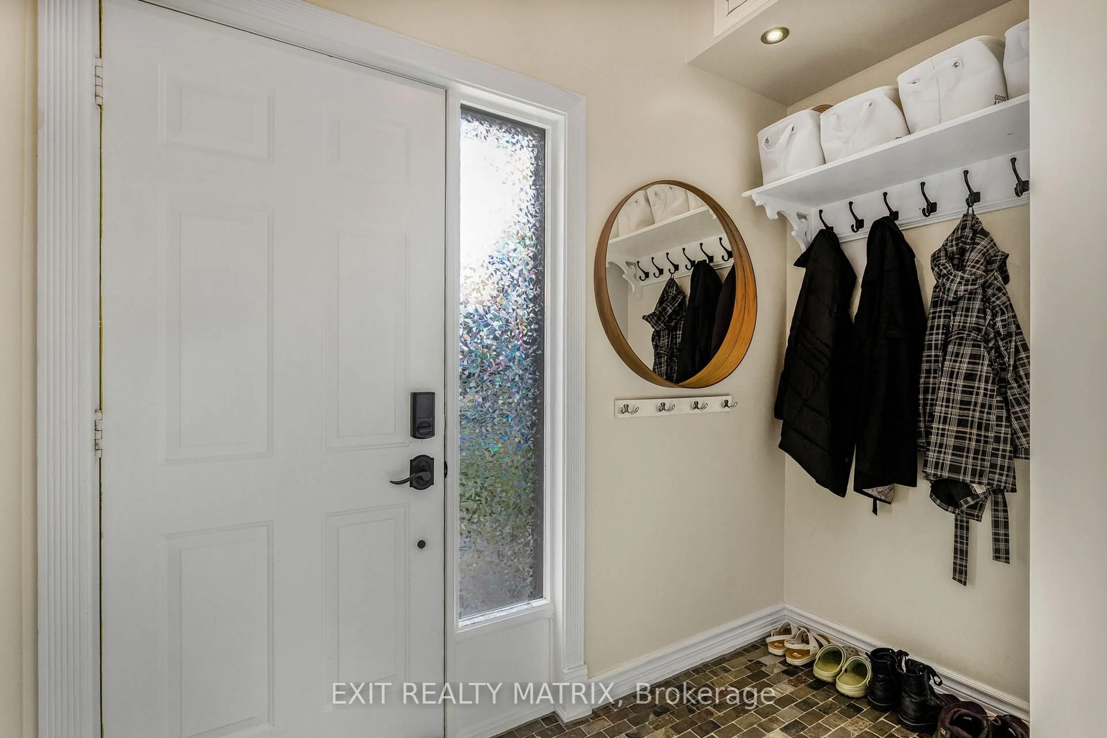 Indoor entryway for 1503 Briarfield Cres, Ottawa Ontario K4A 1W6
