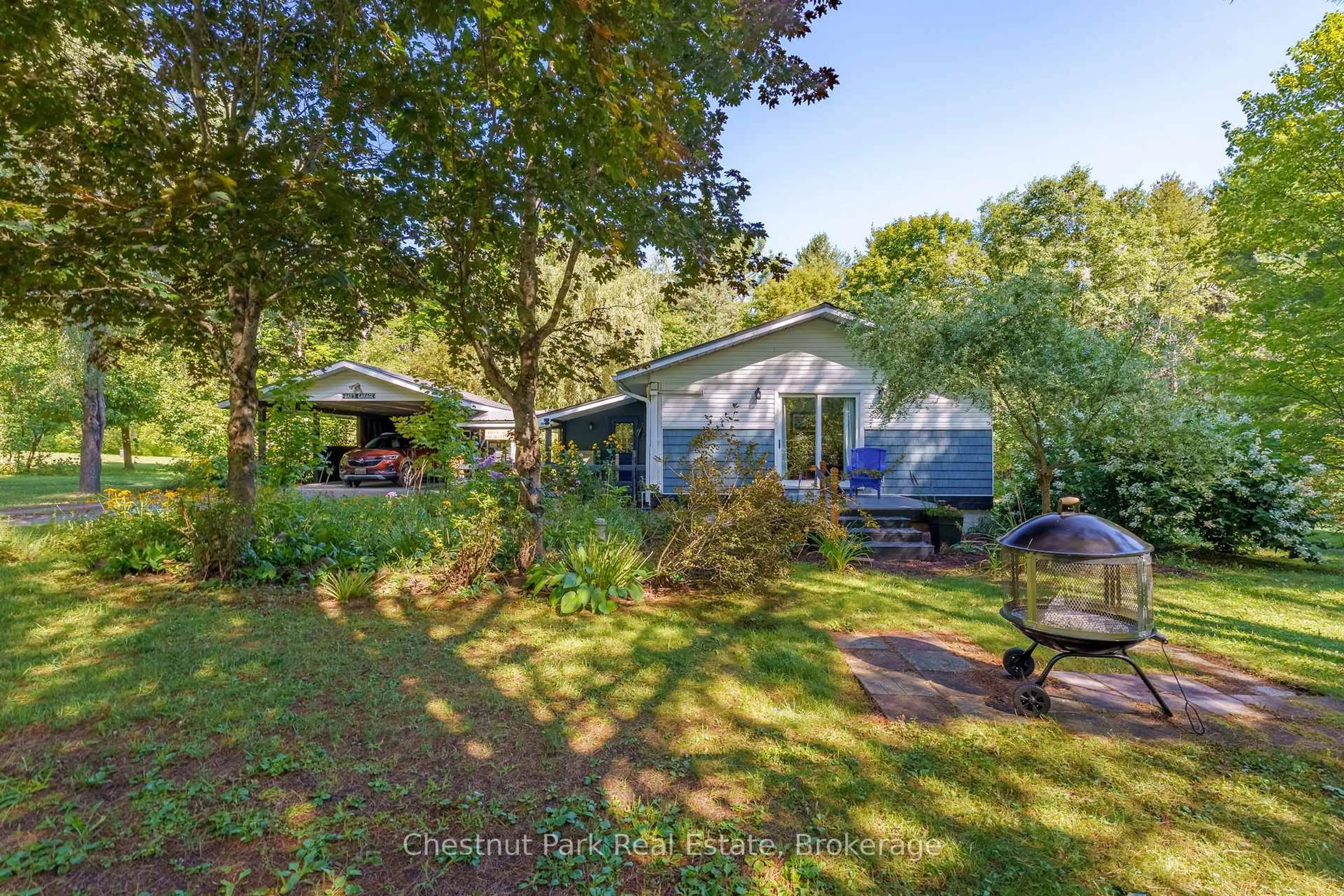A pic from outside/outdoor area/front of a property/back of a property/a pic from drone, forest/trees view for 1047 Naismith Rd, Bracebridge Ontario P1L 1X4