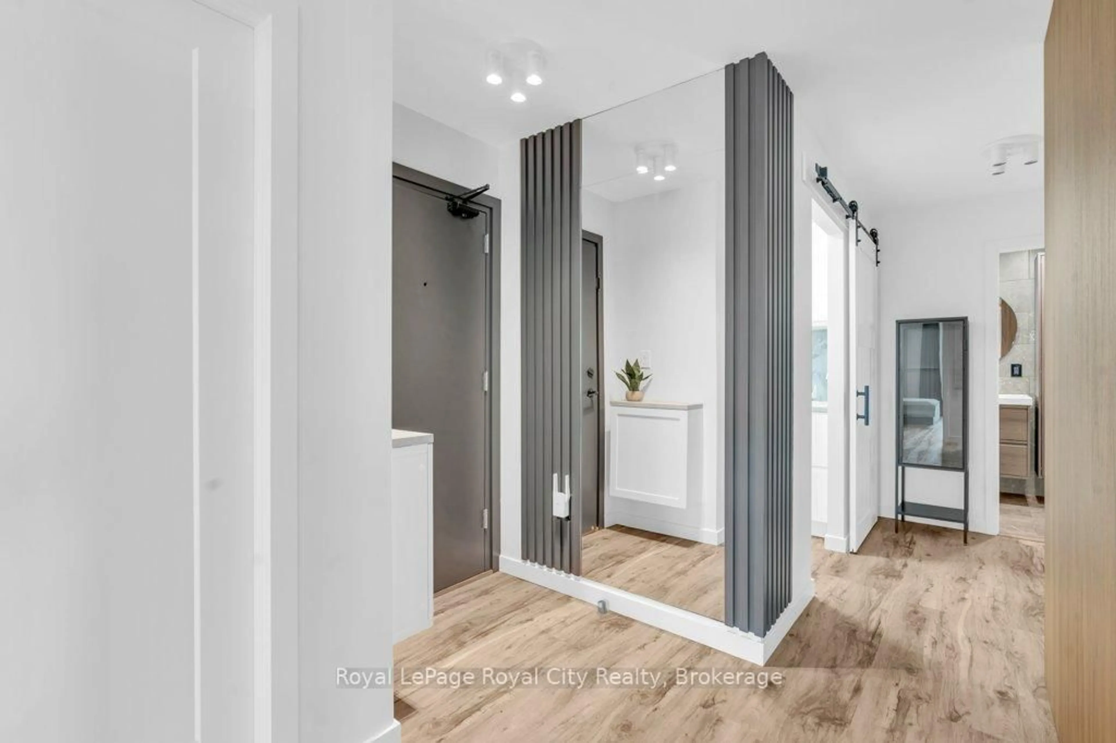 Indoor entryway for 19 Woodlawn Rd #511, Guelph Ontario N1H 7B1