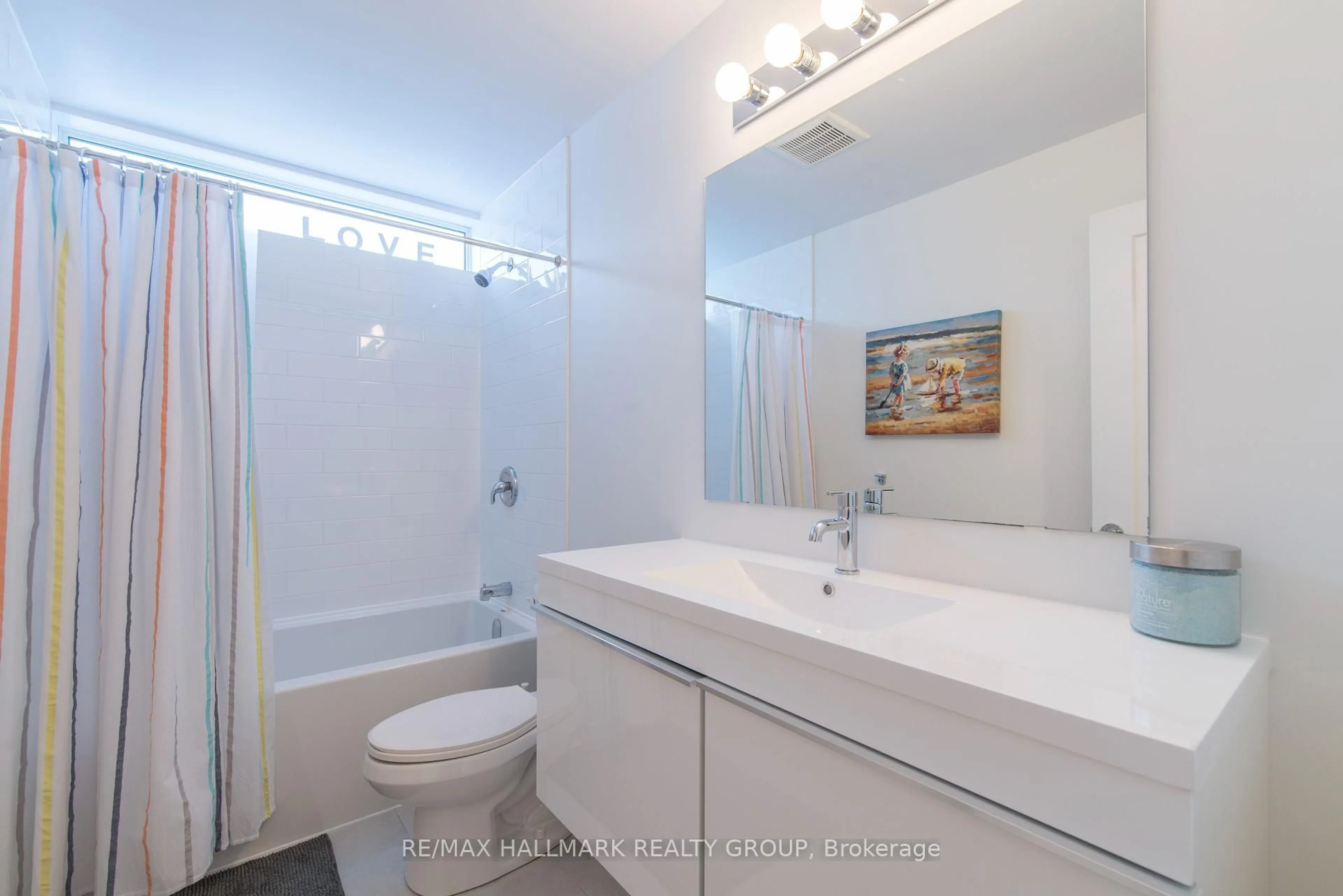 Standard bathroom, ceramic/tile floor for 59 Douglas Ave, Ottawa Ontario K1M 1G3