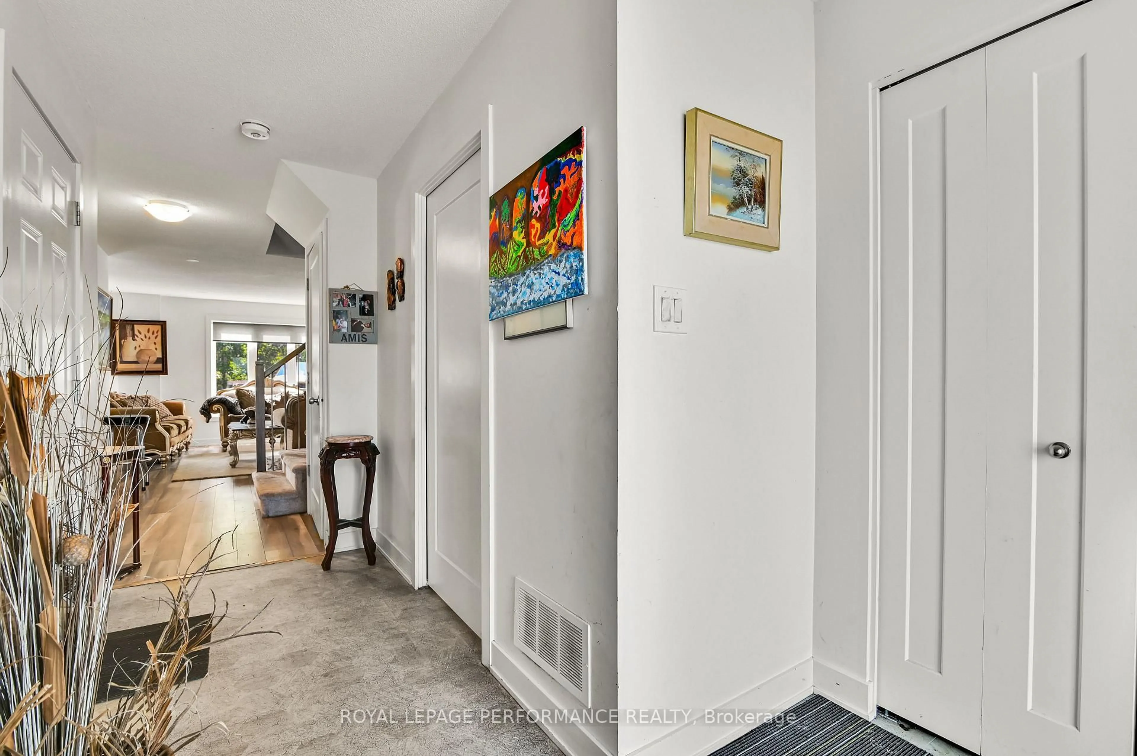 Indoor entryway for 609 Robert St, Clarence-Rockland Ontario K4K 1E8