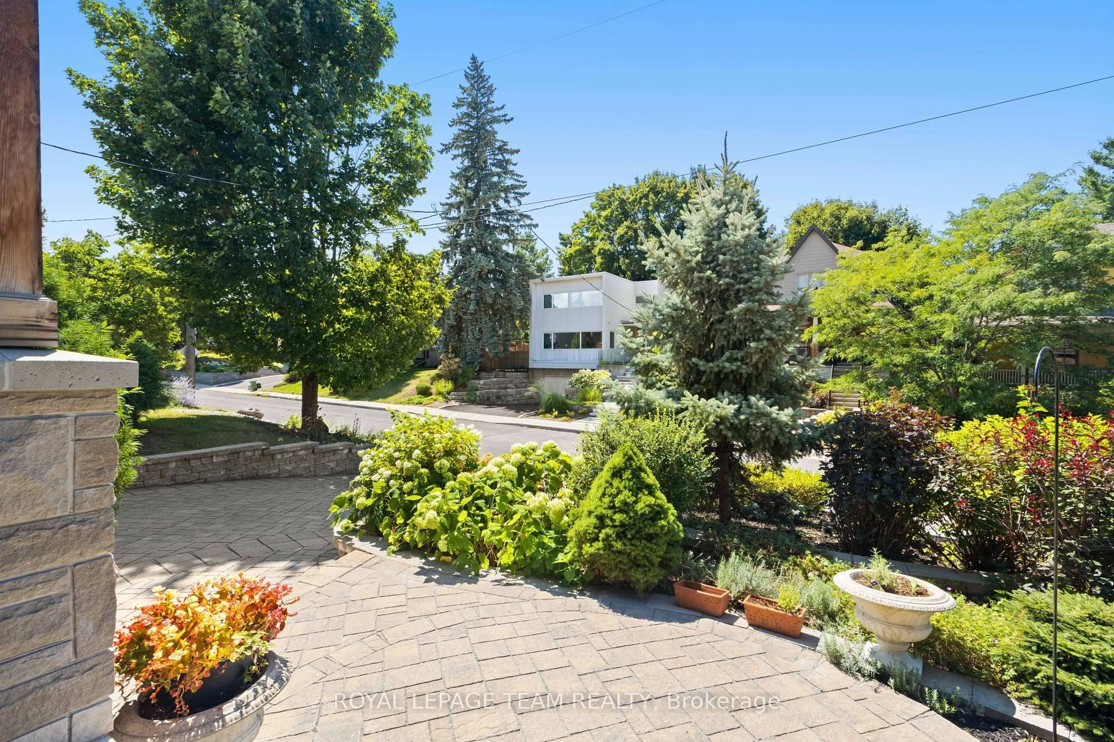 A pic from outside/outdoor area/front of a property/back of a property/a pic from drone, unknown for 31 Granville Ave, Ottawa Ontario K1Y 0M5
