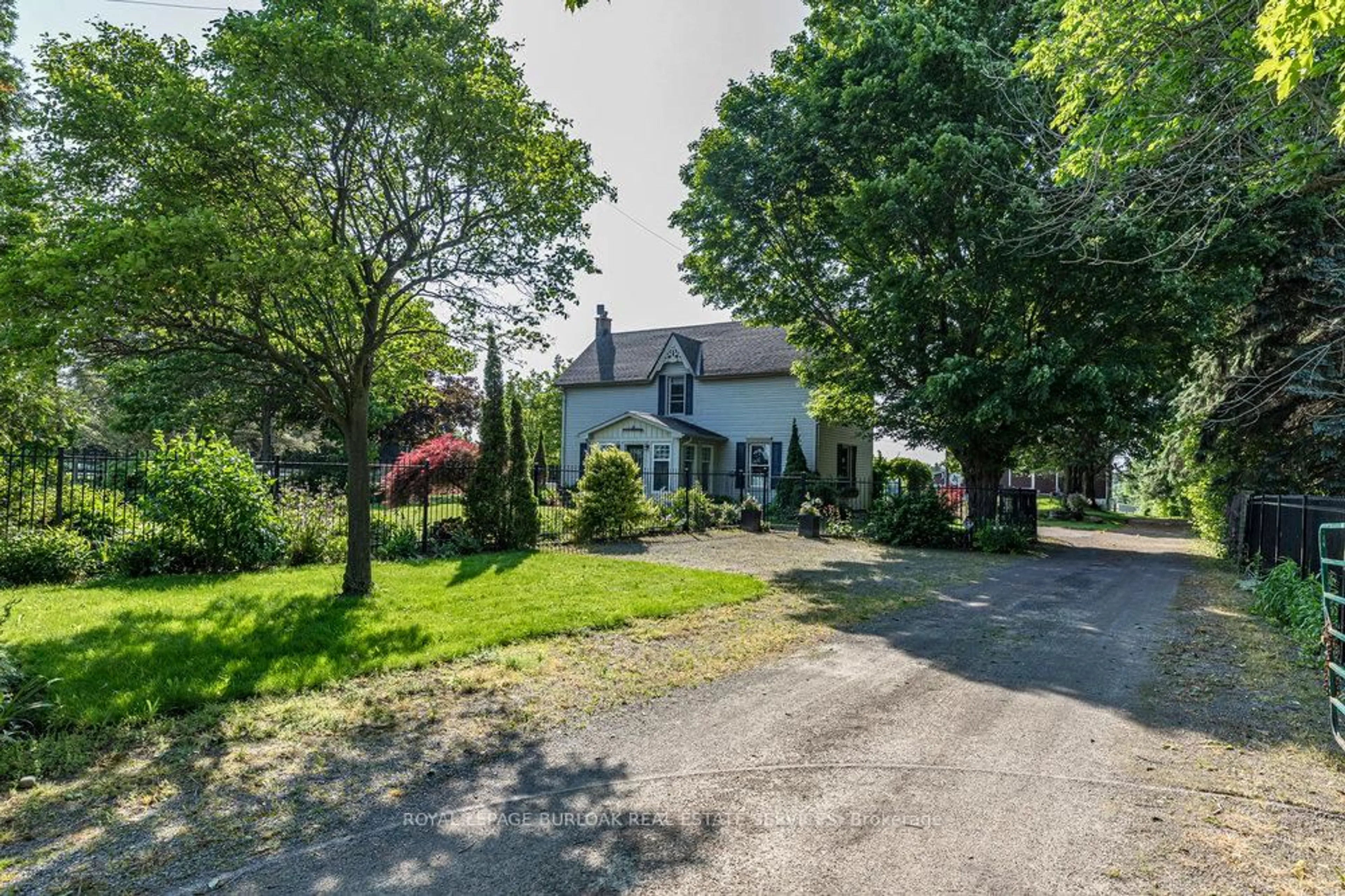 A pic from outside/outdoor area/front of a property/back of a property/a pic from drone, street for 516 Concession 7 Rd, Hamilton Ontario L8B 1T6