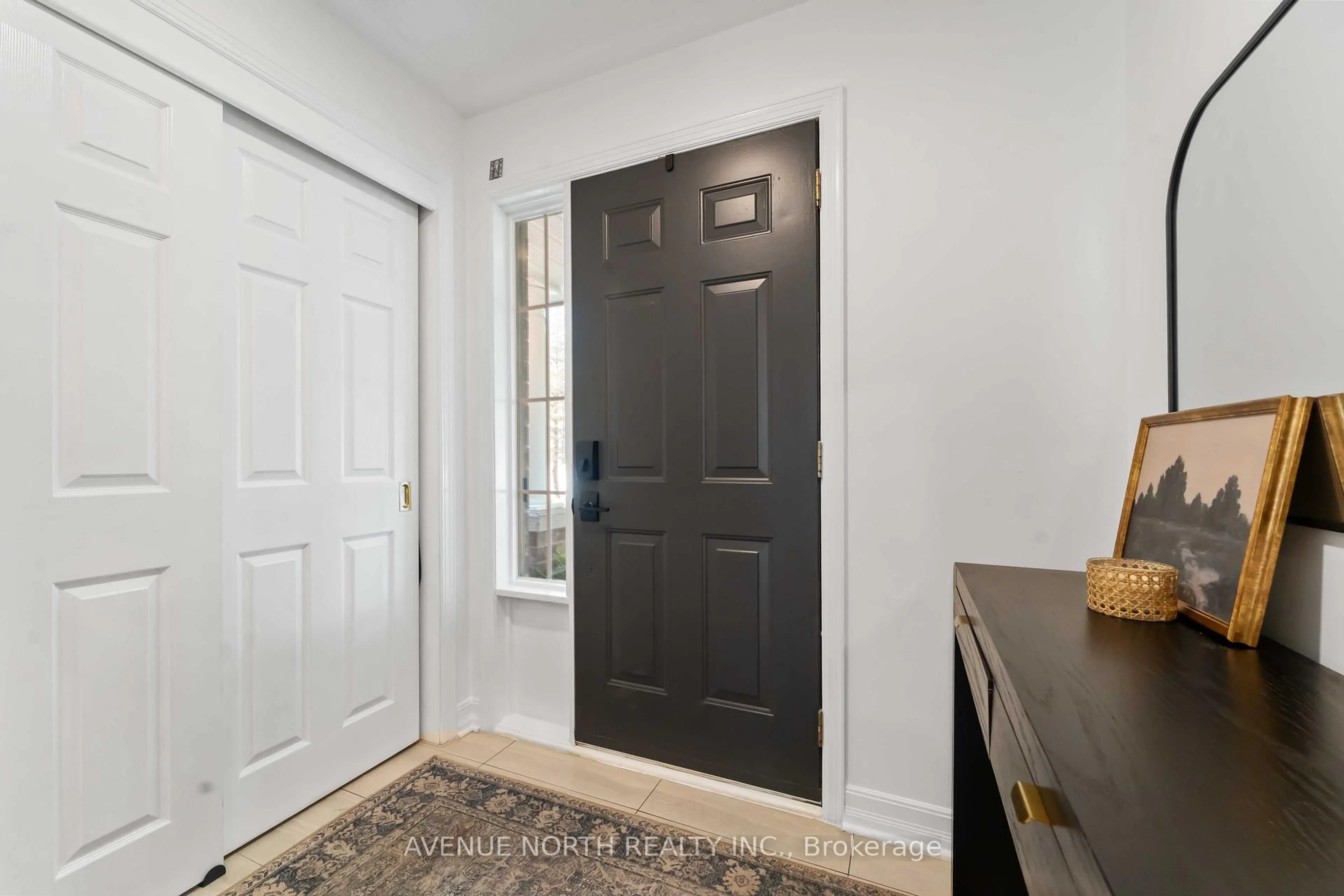 Indoor entryway for 102 Chancery Cres, Ottawa Ontario K4A 4N3