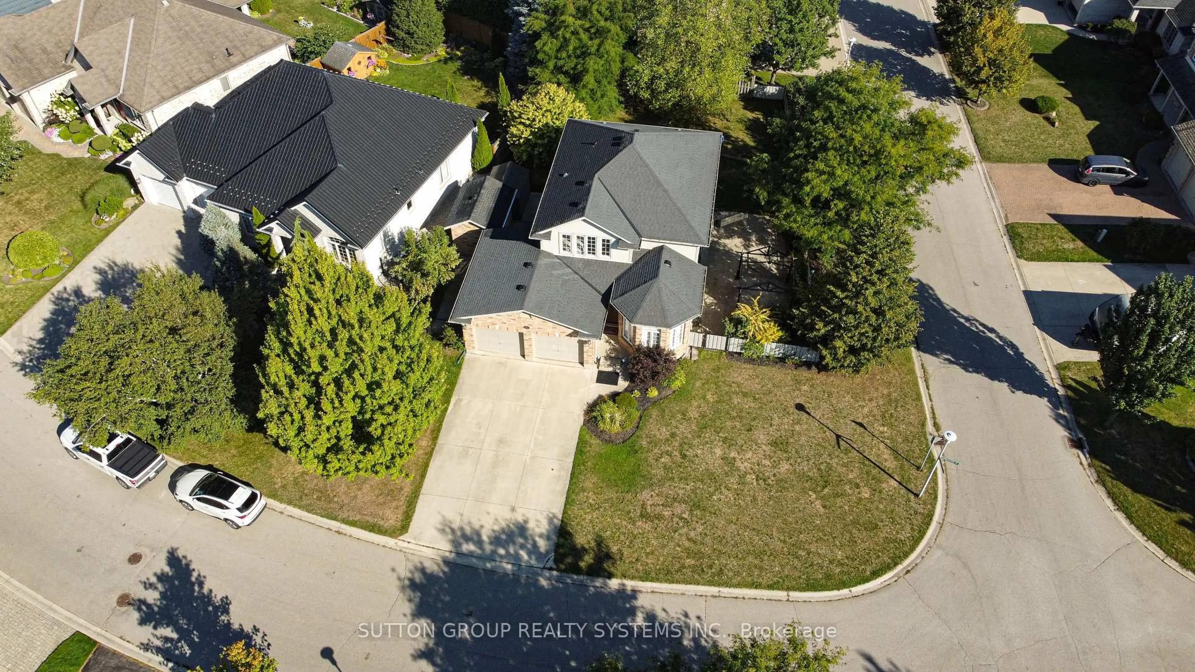 A pic from outside/outdoor area/front of a property/back of a property/a pic from drone, street for 82 Cobblestone St, London East Ontario N5Y 5M4