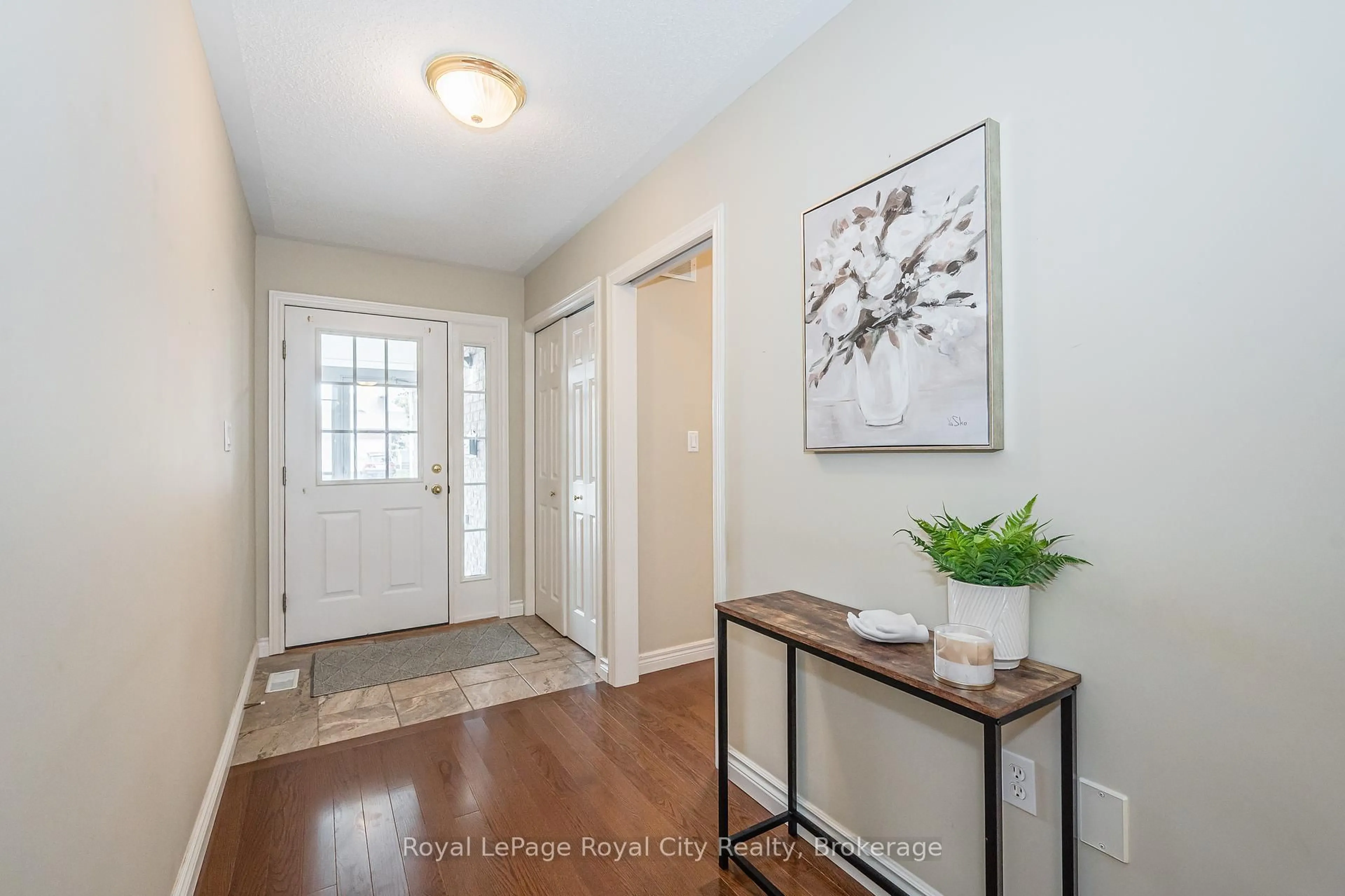 Indoor entryway for 24 Beechlawn Blvd, Guelph Ontario N1G 4X7