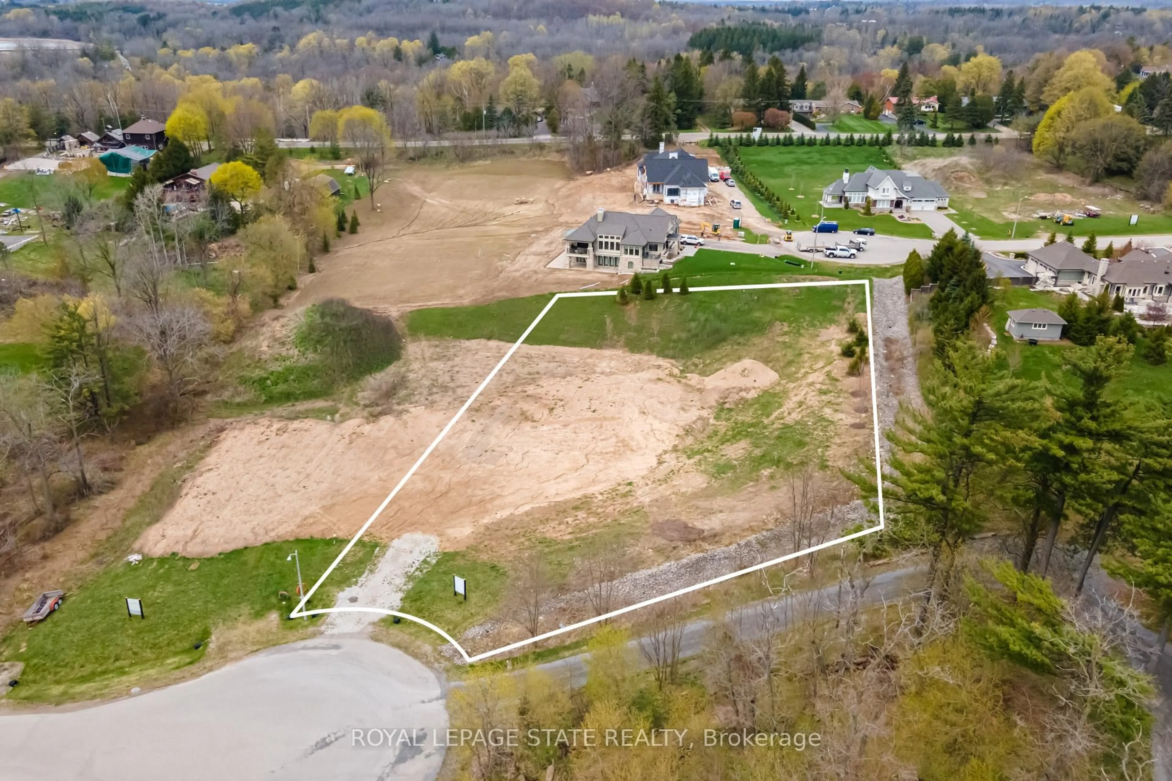 A pic from outside/outdoor area/front of a property/back of a property/a pic from drone, unknown for 21 Hauser Pl, Hamilton Ontario L9H 5A4