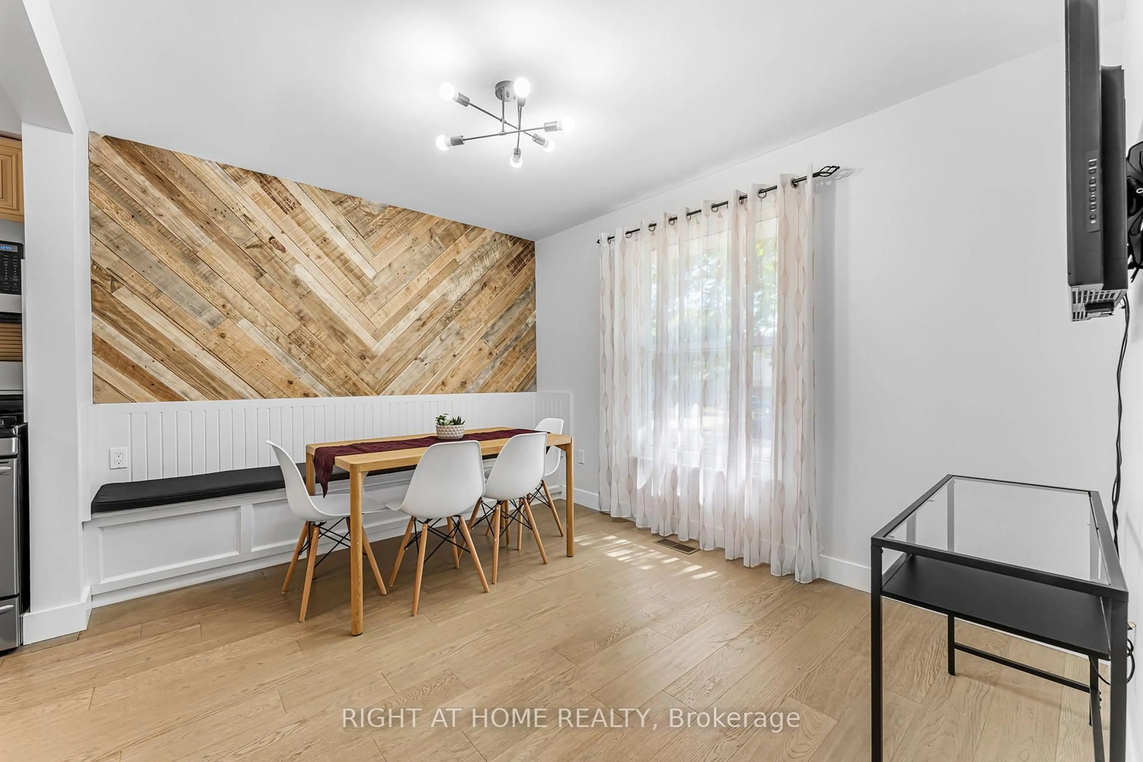 Dining room, wood/laminate floor for 3 Baraniuk St, St. Catharines Ontario L2N 1N4