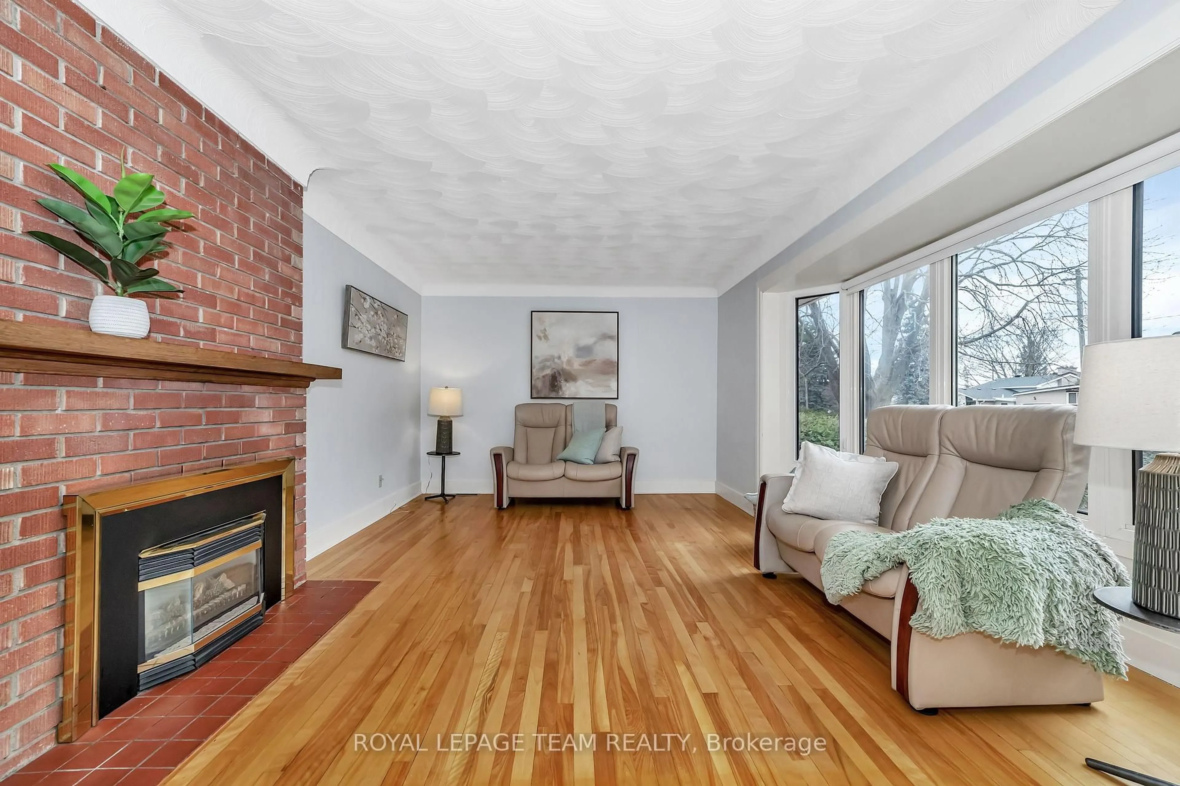 Living room with furniture, wood/laminate floor for 2099 Balharrie Ave, Ottawa Ontario K1G 1G4