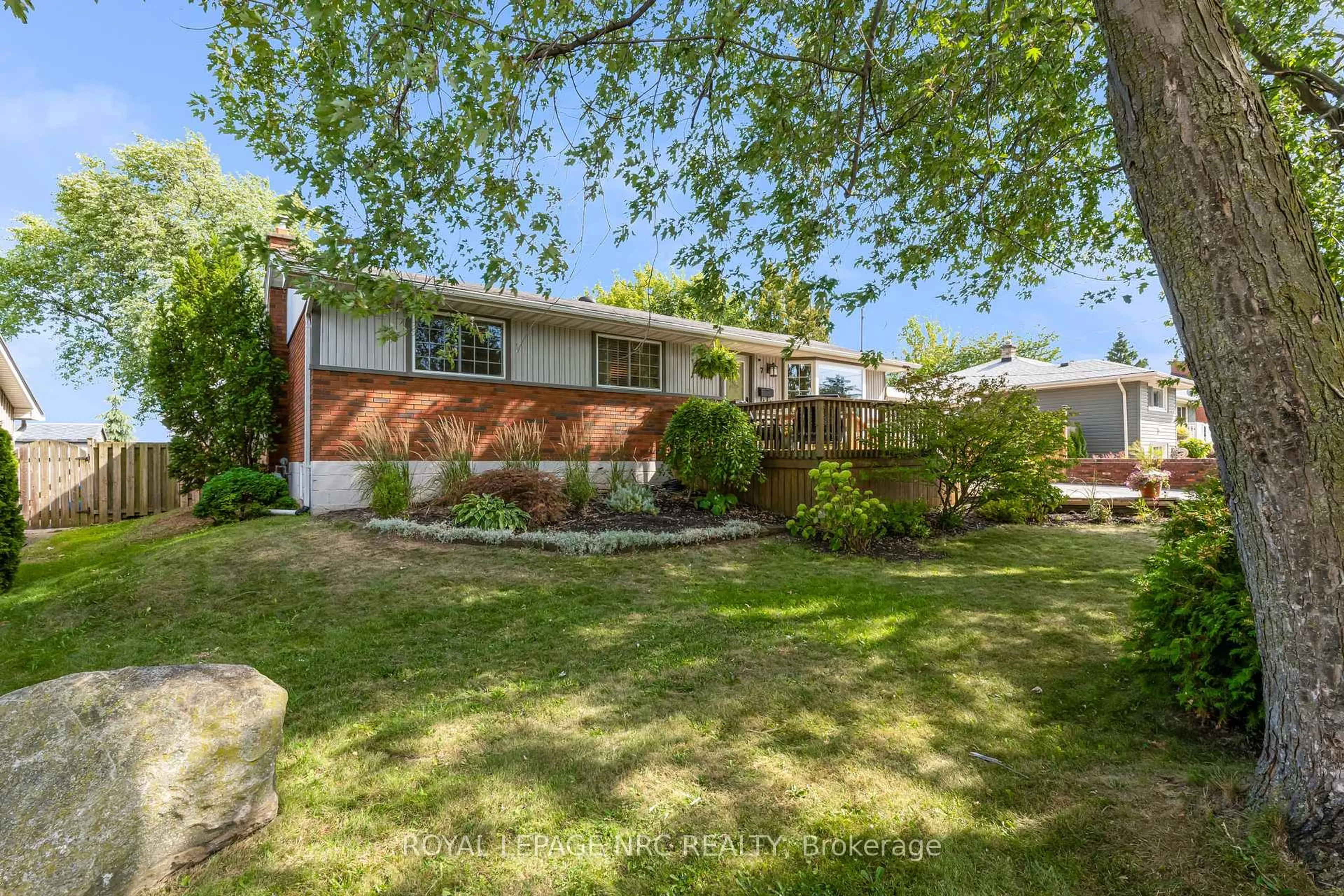 A pic from outside/outdoor area/front of a property/back of a property/a pic from drone, street for 7 Craig Blvd, Grimsby Ontario L3M 4C2