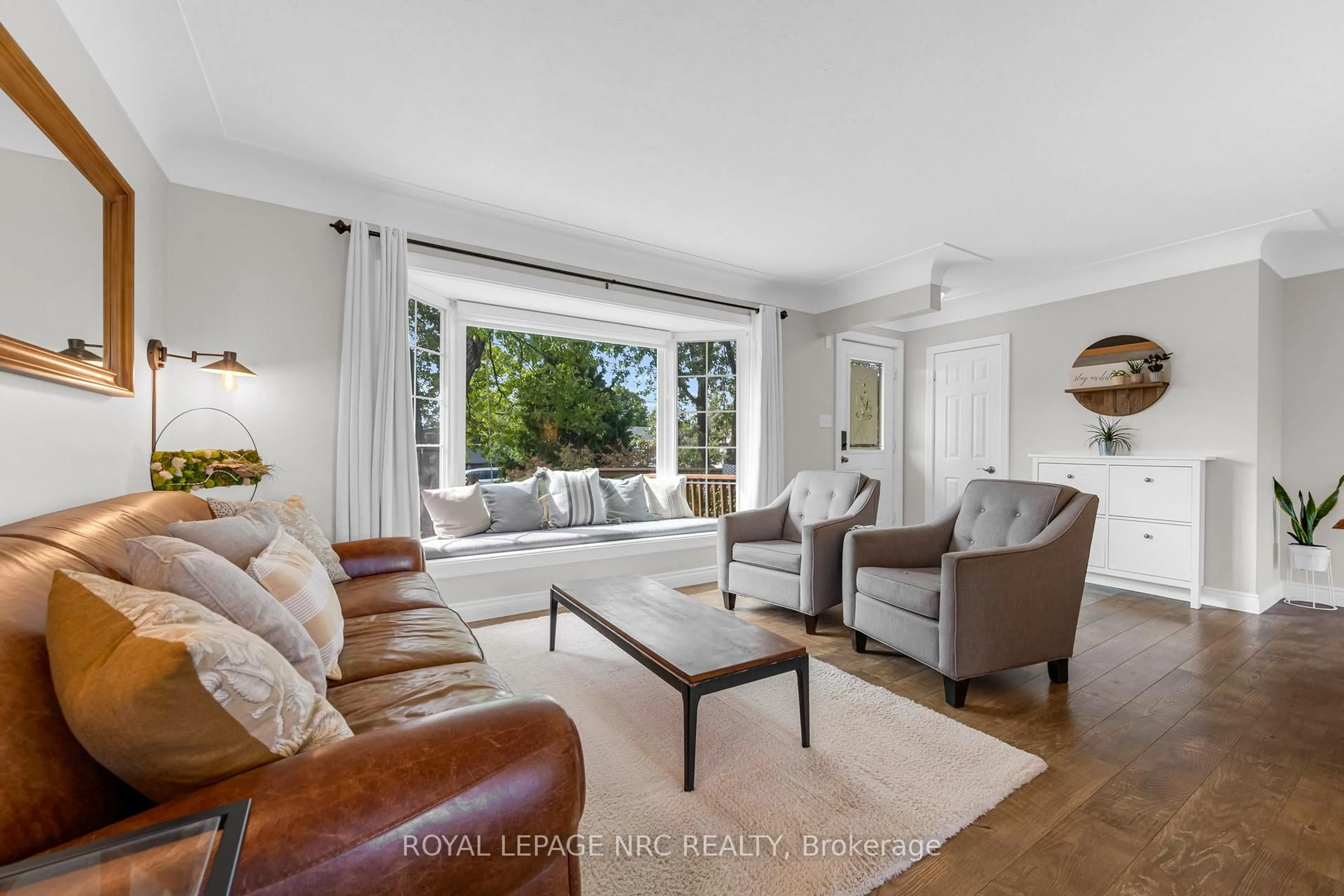 Living room with furniture, unknown for 7 Craig Blvd, Grimsby Ontario L3M 4C2