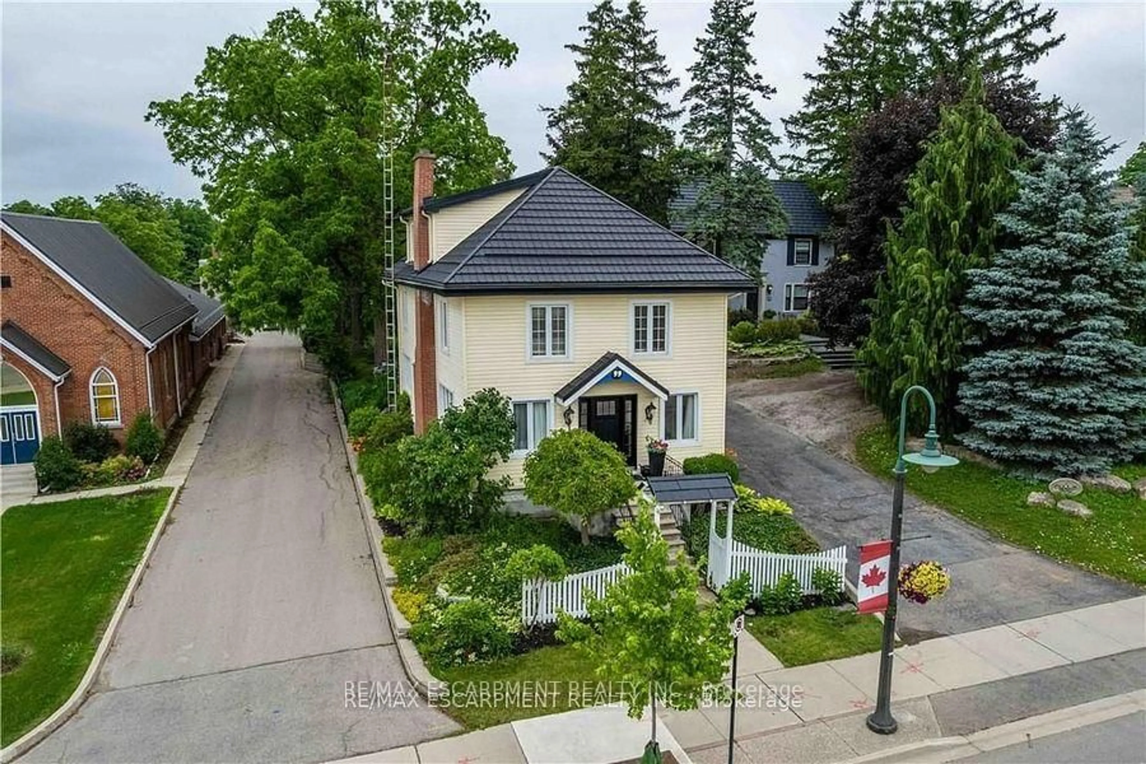 A pic from outside/outdoor area/front of a property/back of a property/a pic from drone, street for 99 Argyle St, Haldimand Ontario N3W 1B8