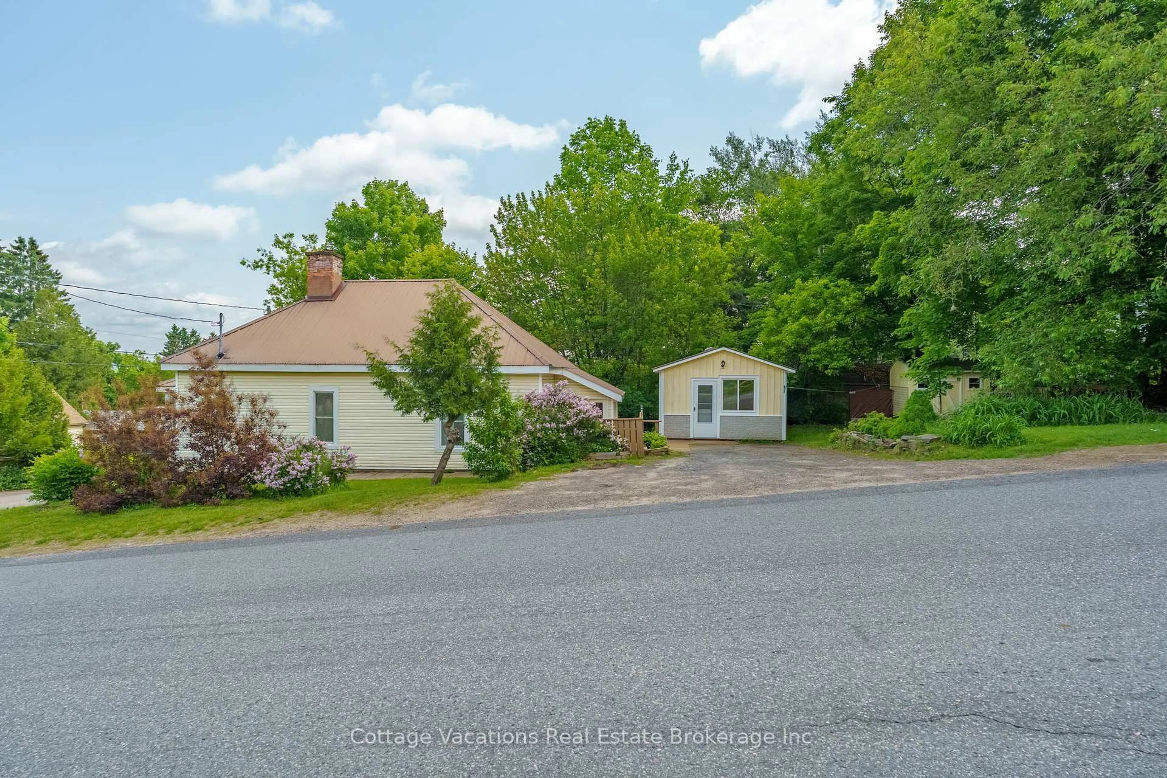 A pic from outside/outdoor area/front of a property/back of a property/a pic from drone, street for 1 Duncan St, Huntsville Ontario P1H 1V9