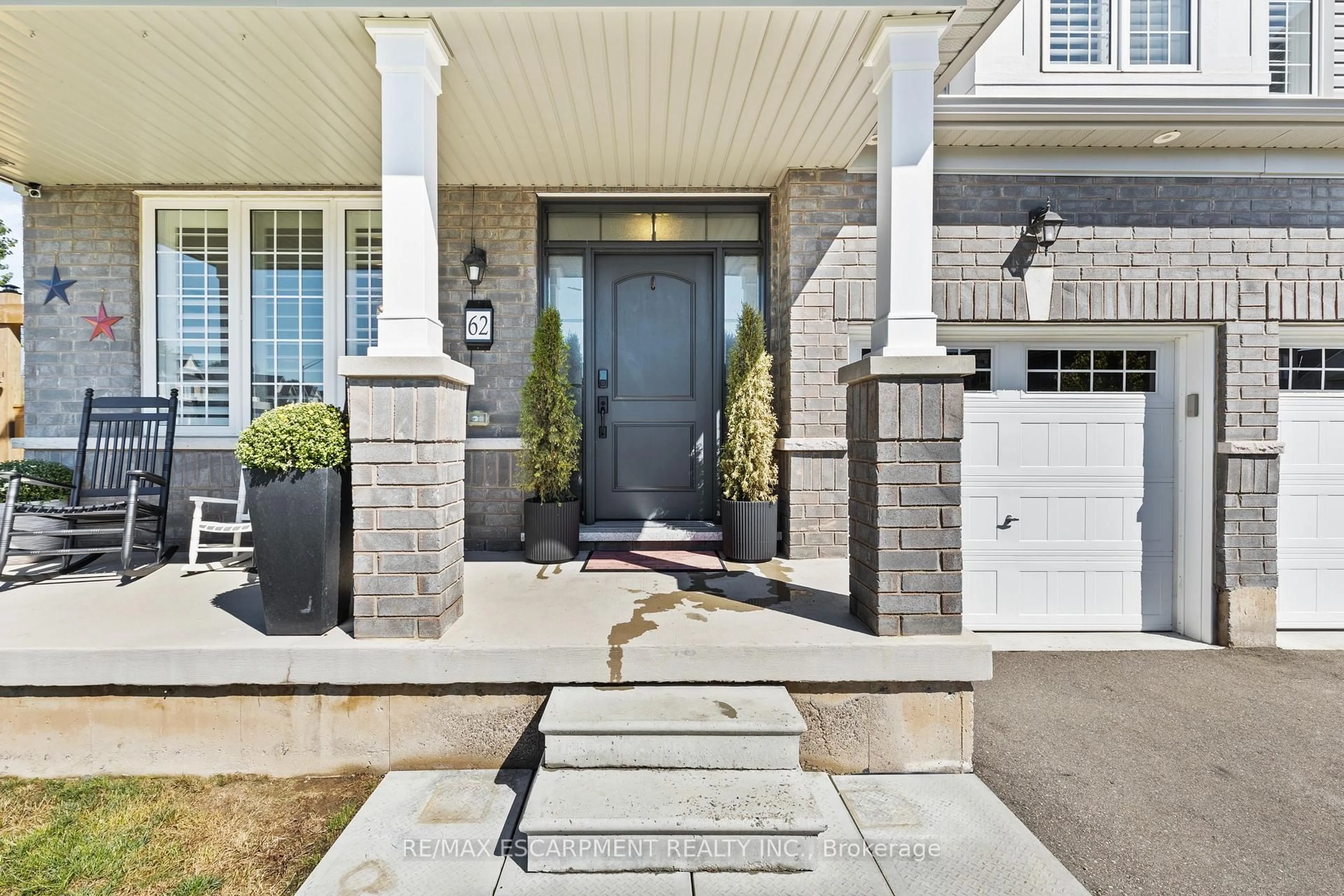 Indoor entryway for 62 Esther Cres, Thorold Ontario L3B 0G2
