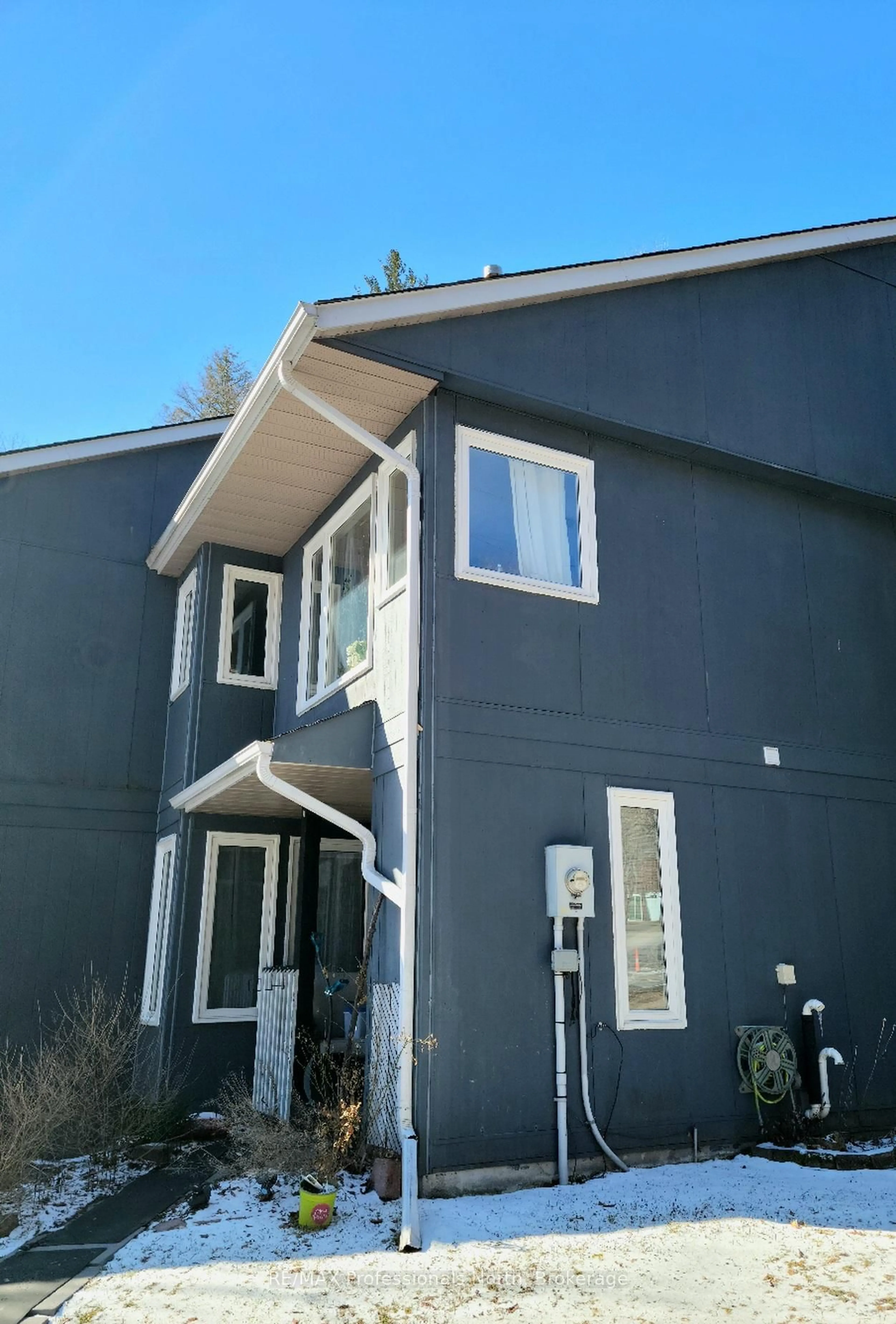 Home with vinyl exterior material, building for 1591 HIDDEN VALLEY Rd #20, Huntsville Ontario P1H 1A4