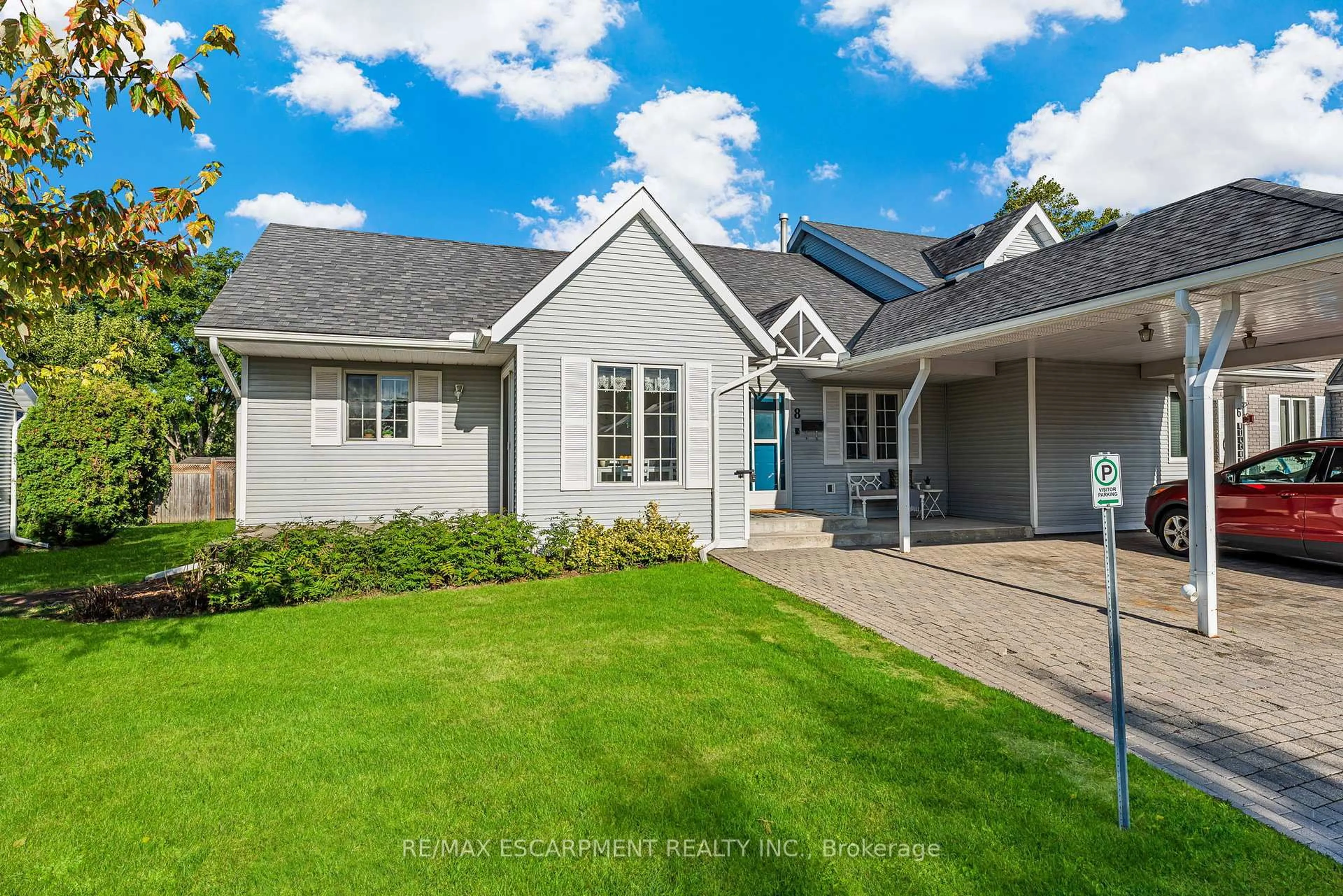 Home with vinyl exterior material, street for 8 Garden Dr, West Lincoln Ontario L0R 2A0