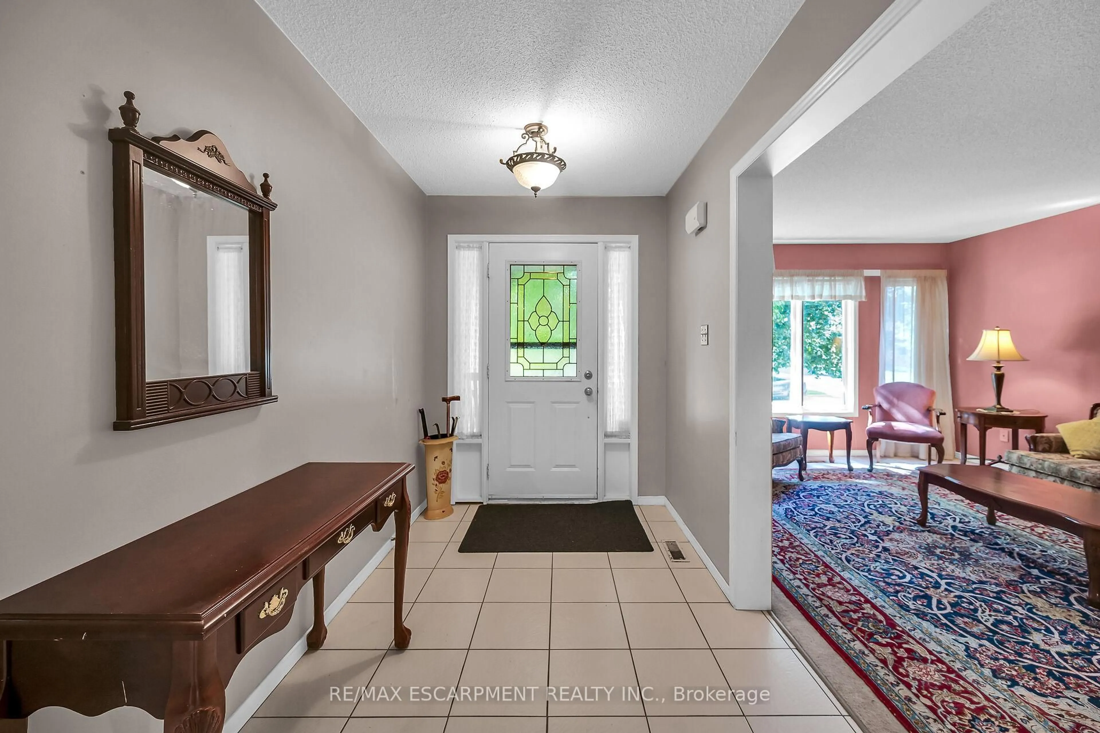 Indoor entryway for 70 Golfview Cres, Hamilton Ontario L9H 6T6