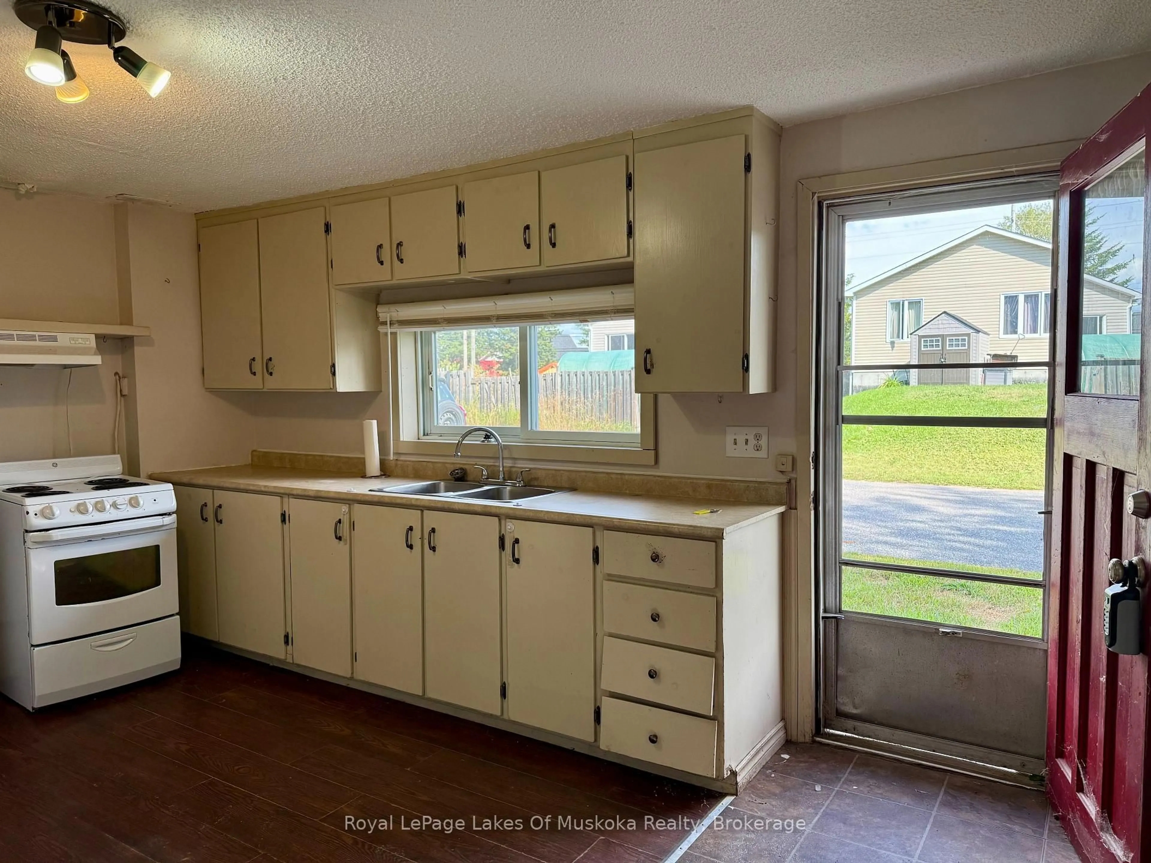 Standard kitchen, unknown for 16 Barbara St, Perry Ontario P0A 1R0