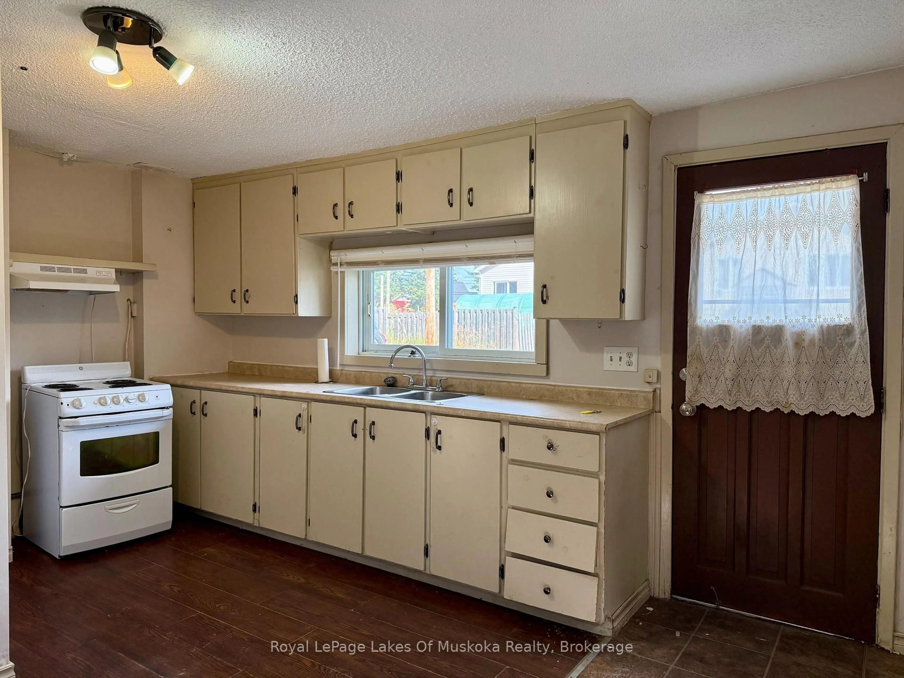 Standard kitchen, unknown for 16 Barbara St, Perry Ontario P0A 1R0
