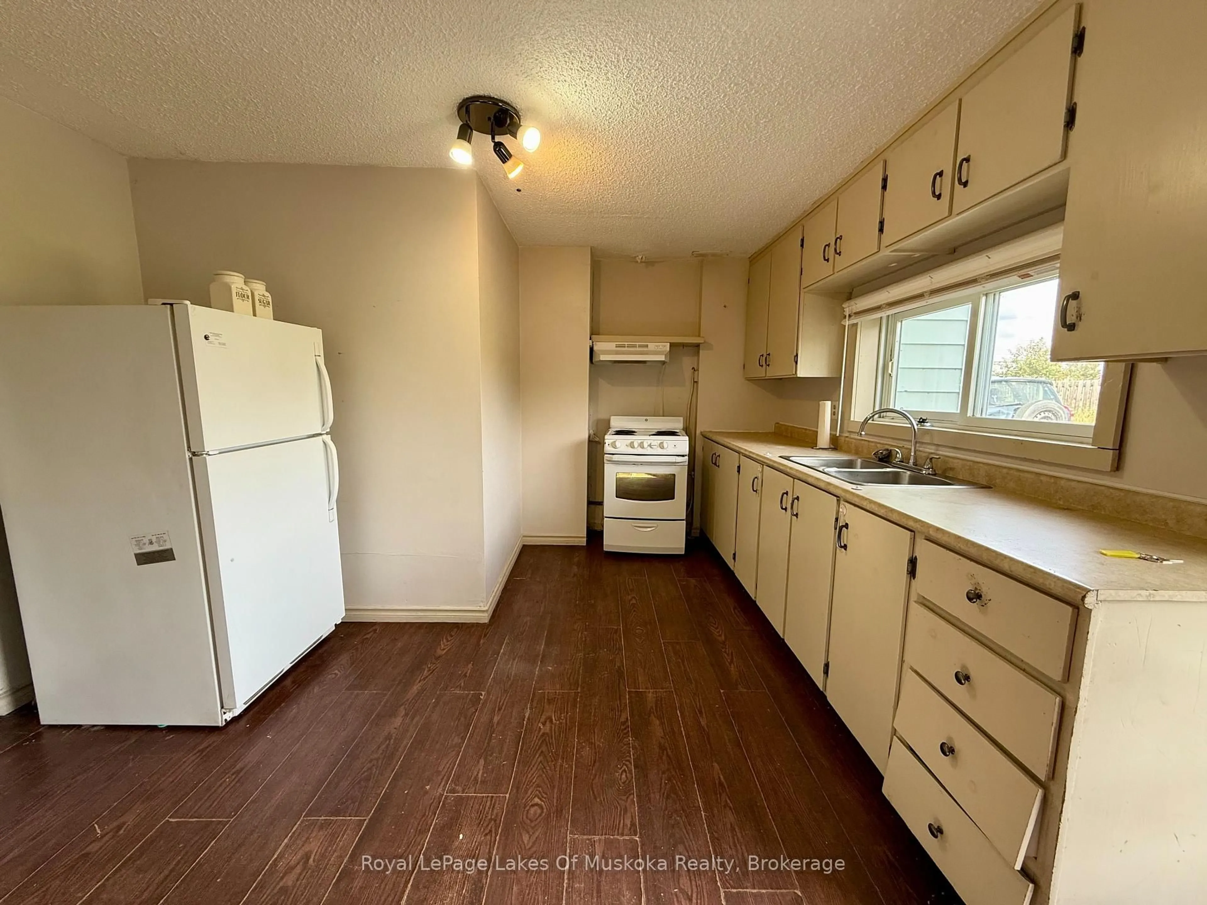 Standard kitchen, unknown for 16 Barbara St, Perry Ontario P0A 1R0