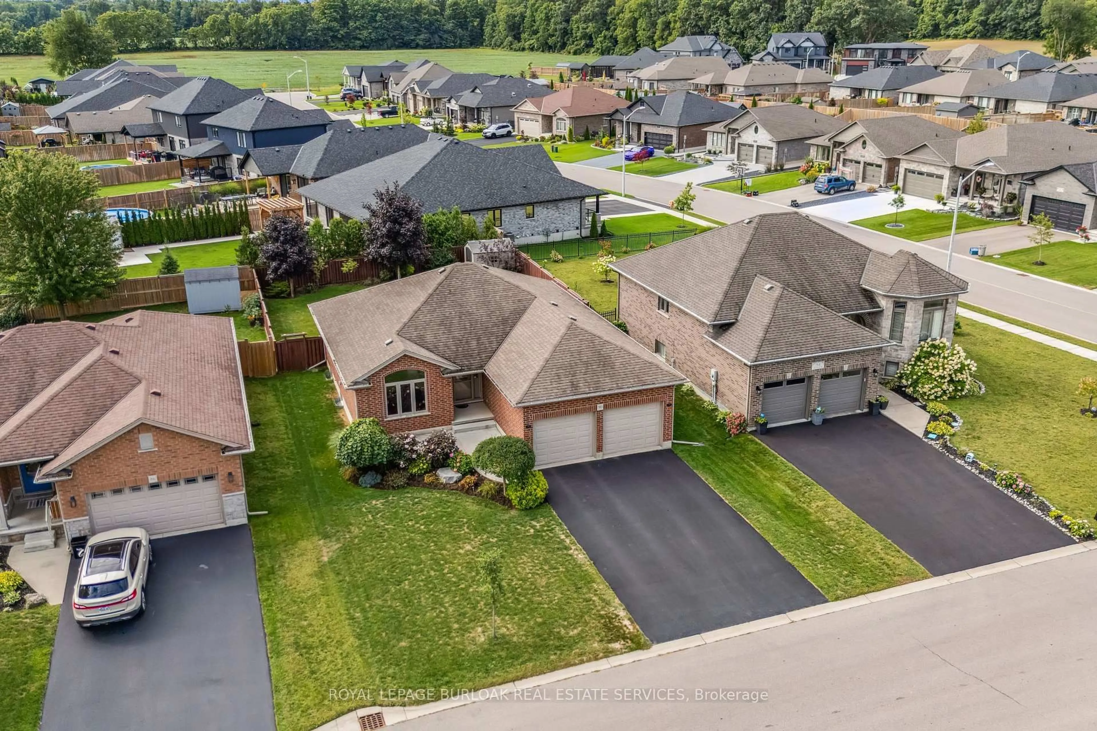 A pic from outside/outdoor area/front of a property/back of a property/a pic from drone, street for 90 Driftwood Dr, Norfolk Ontario N3Y 0B4