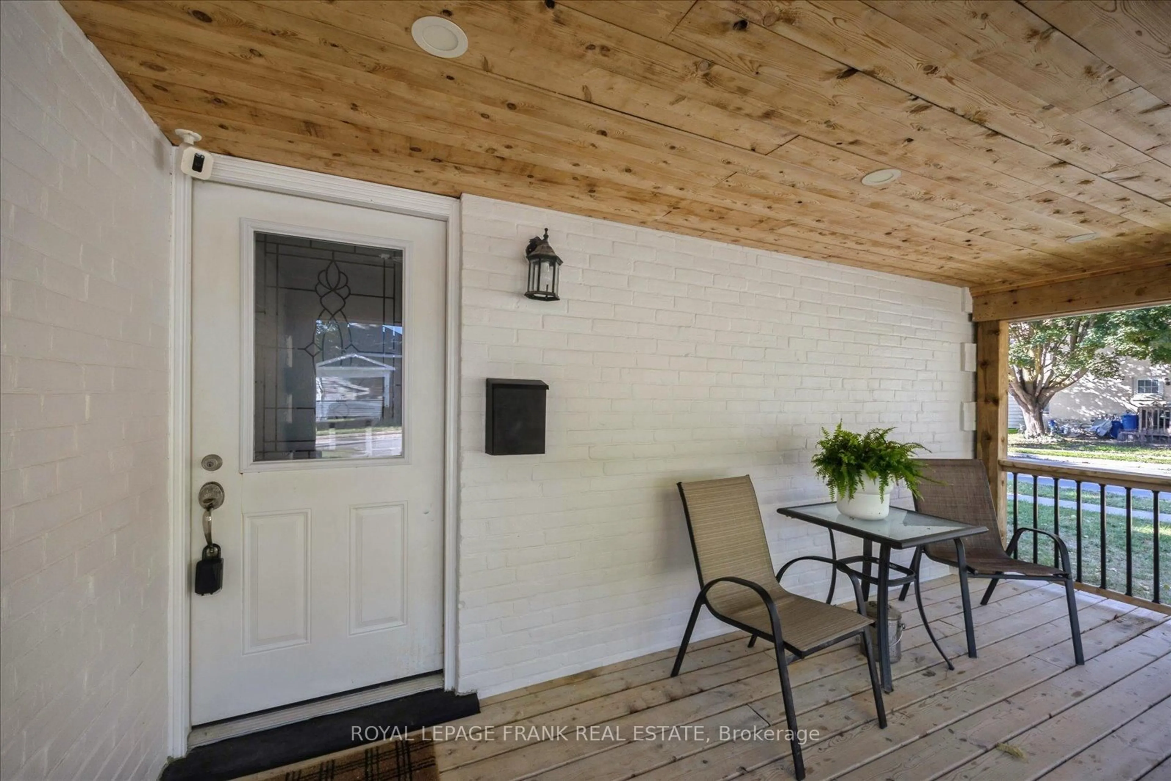 Indoor entryway for 29 Ridout St, Kawartha Lakes Ontario K9V 2B4