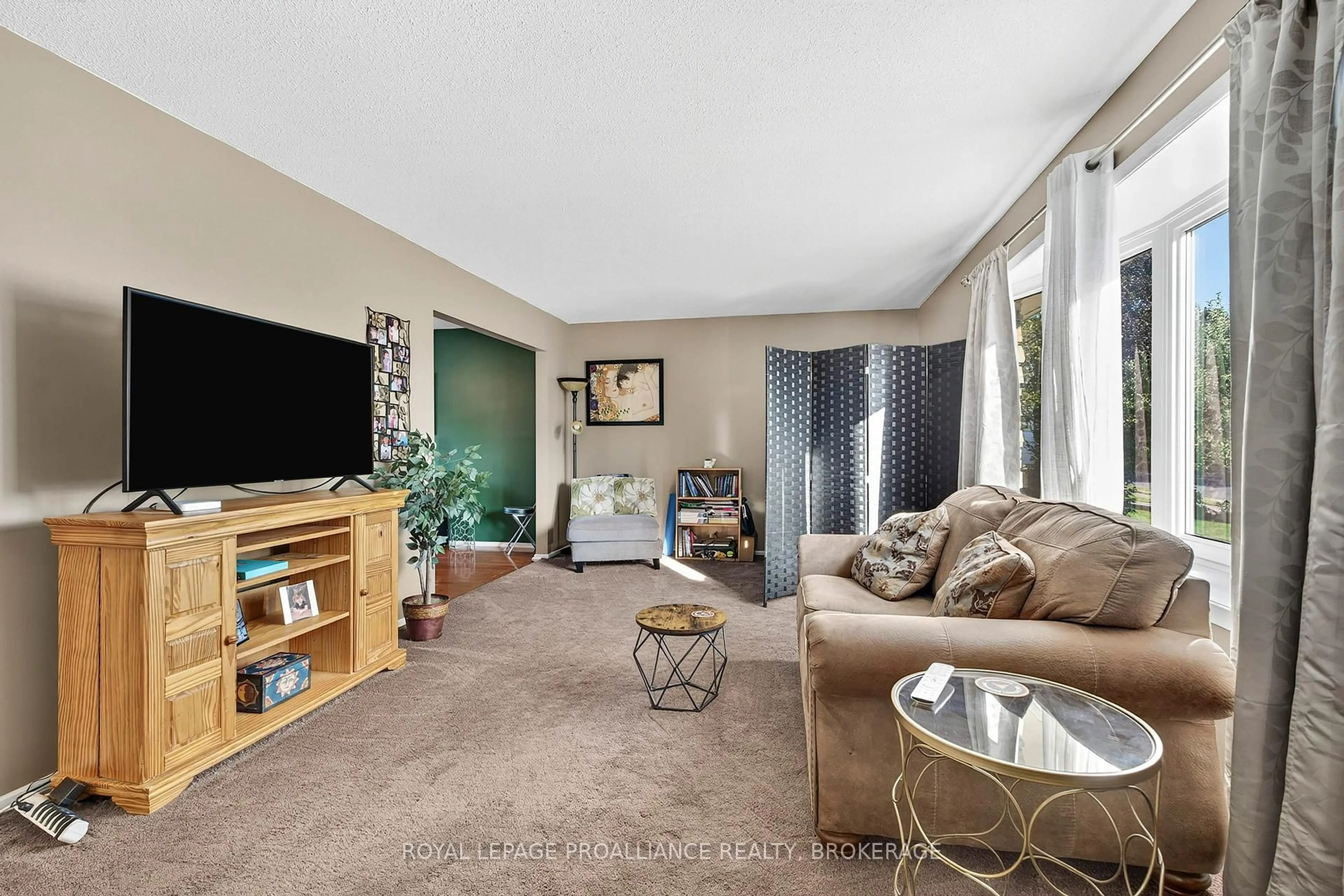 Living room with furniture, carpet floor for 866 Pembridge Cres, Kingston Ontario K7M 6A4