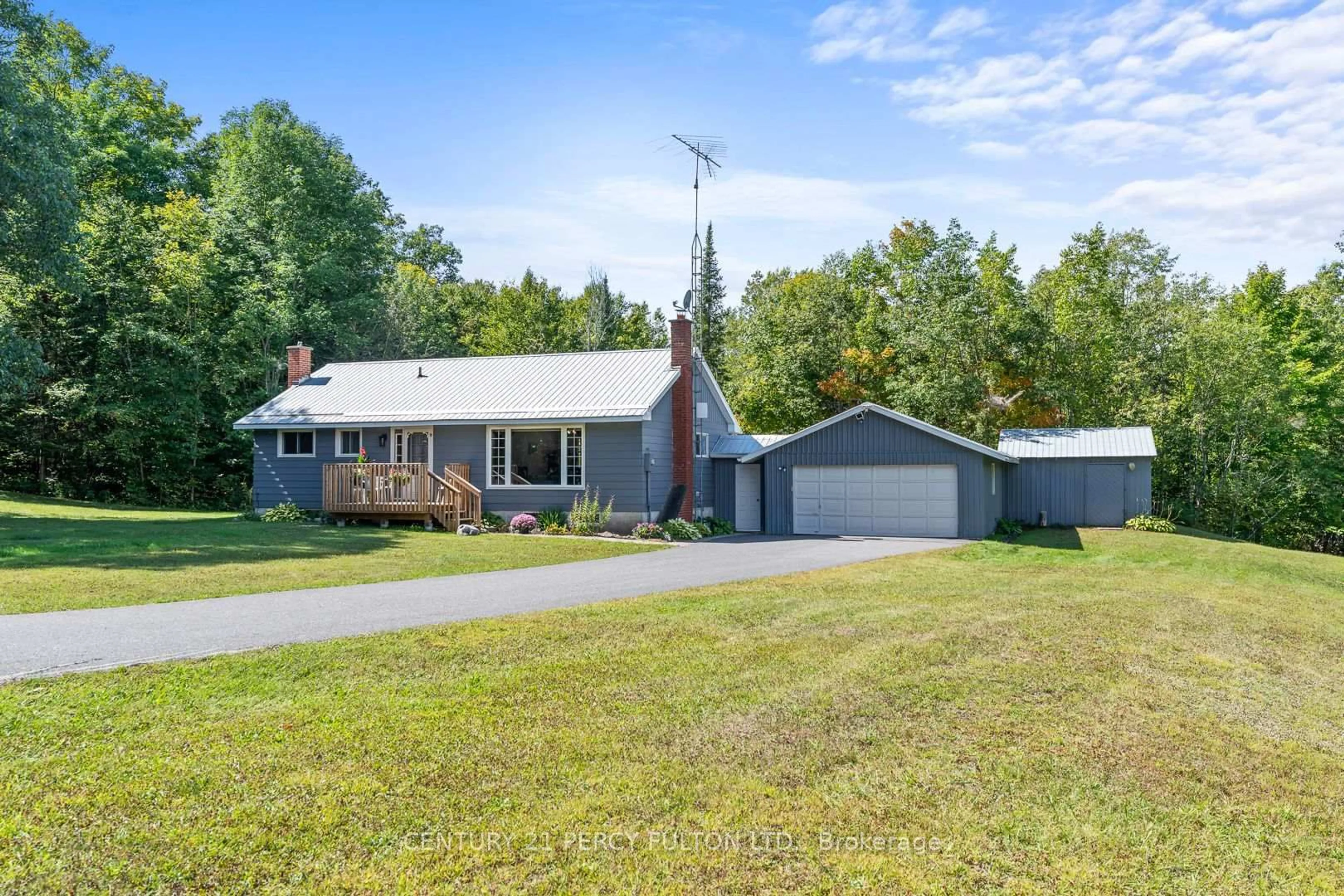 A pic from outside/outdoor area/front of a property/back of a property/a pic from drone, street for 1004 Rosseau Lake 1 Rd, Muskoka Lakes Ontario P0B 1M0
