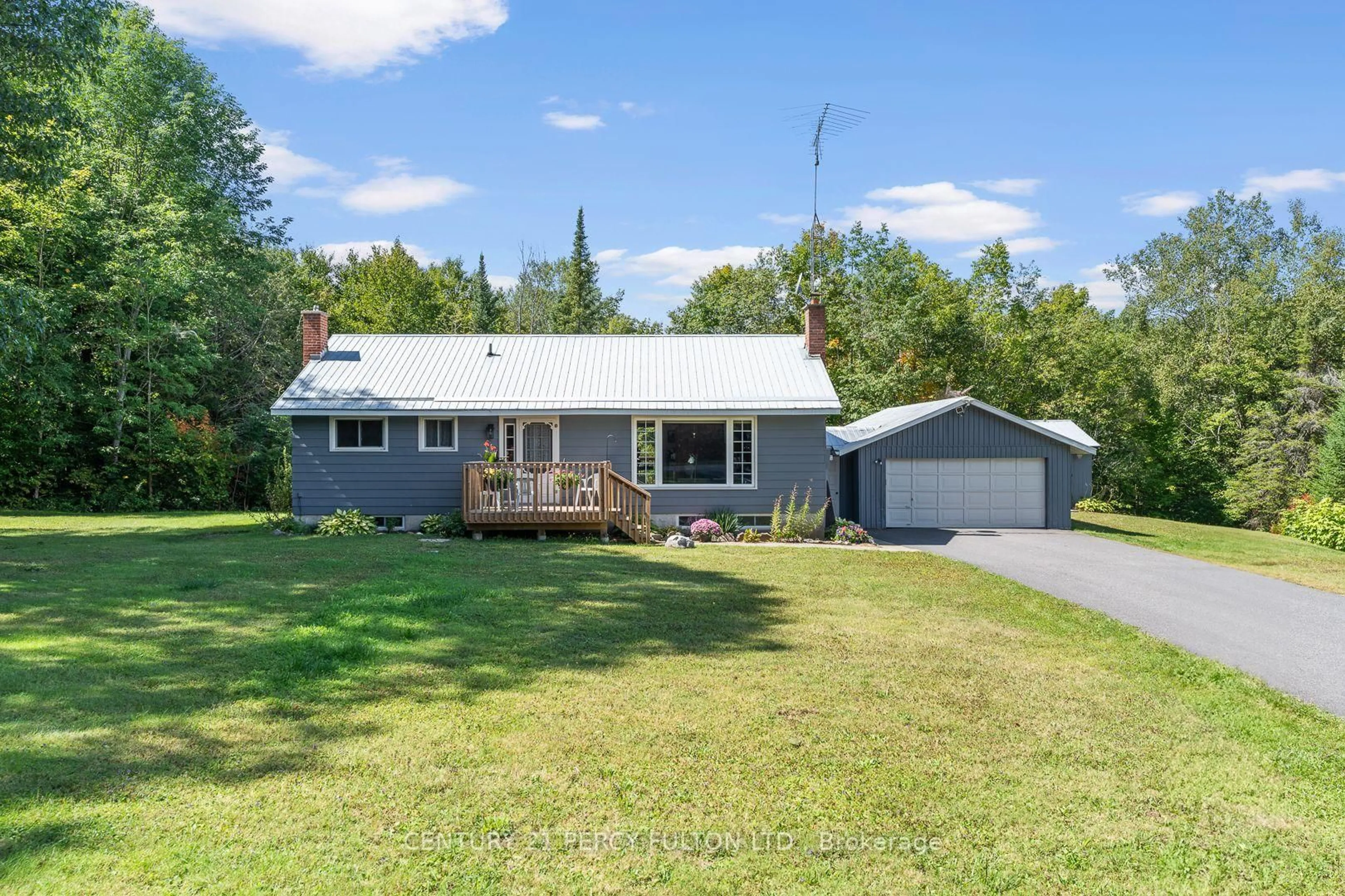 A pic from outside/outdoor area/front of a property/back of a property/a pic from drone, street for 1004 Rosseau Lake 1 Rd, Muskoka Lakes Ontario P0B 1M0