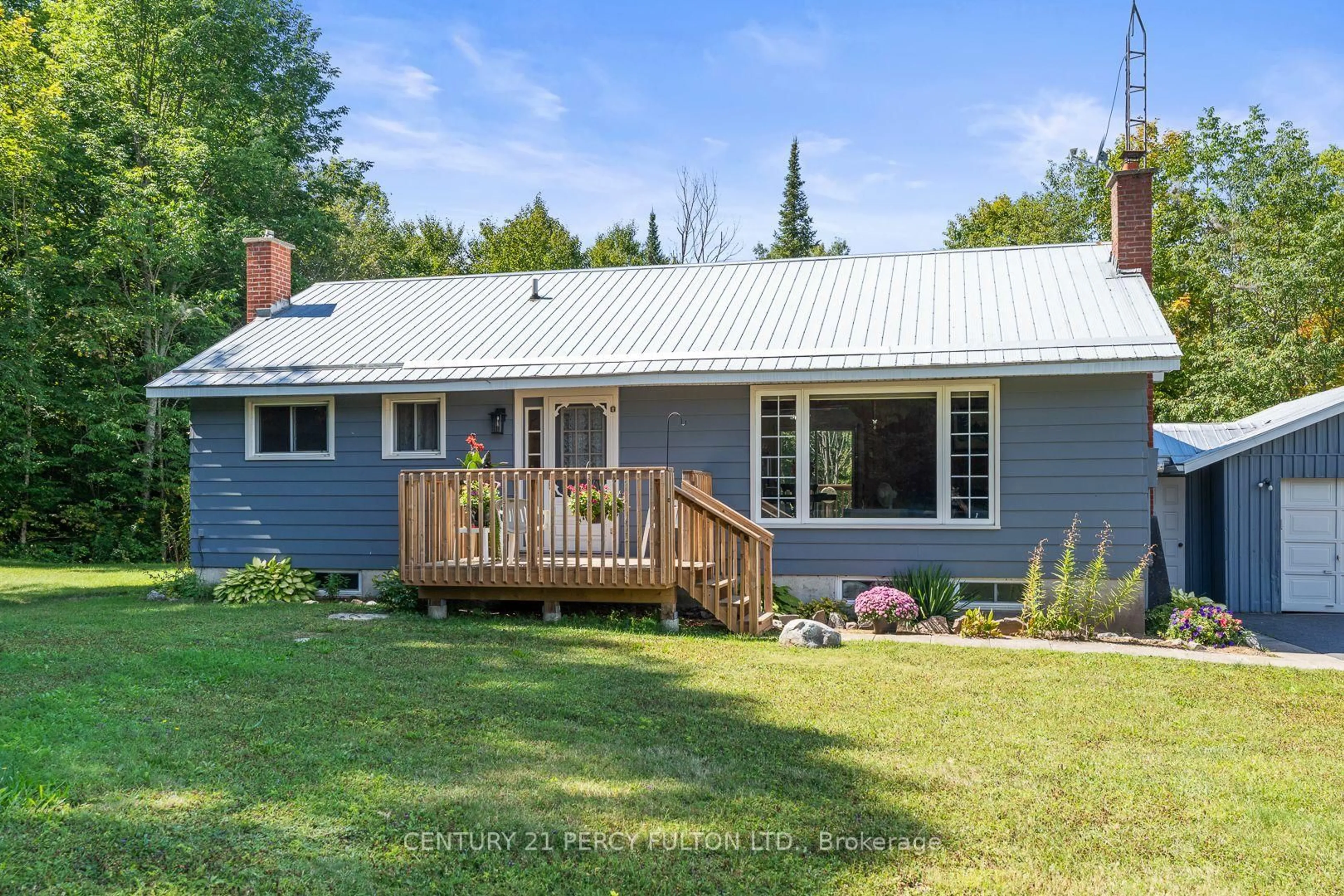 Home with vinyl exterior material, unknown for 1004 Rosseau Lake 1 Rd, Muskoka Lakes Ontario P0B 1M0