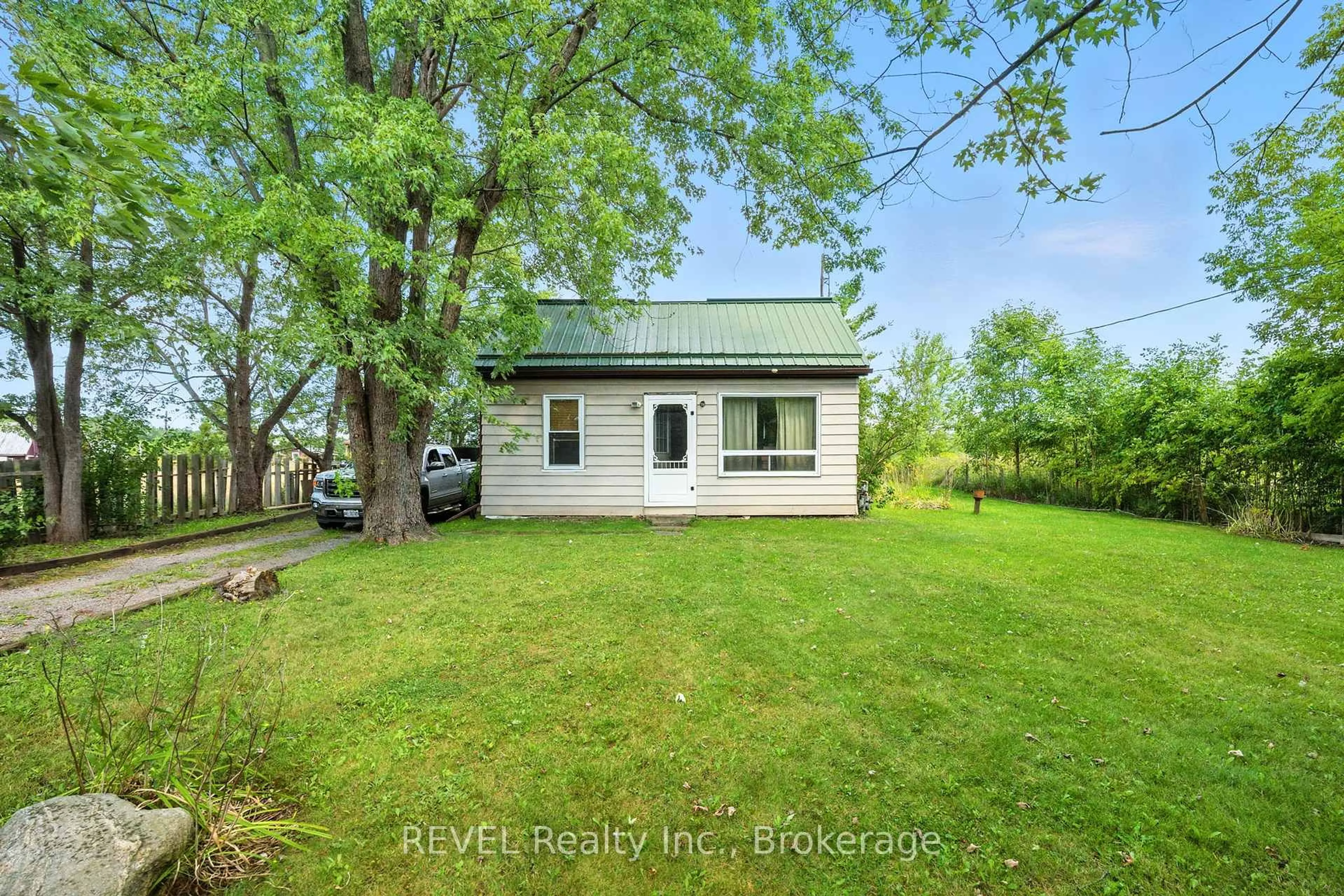 A pic from outside/outdoor area/front of a property/back of a property/a pic from drone, water/lake/river/ocean view for 320 Netherby Rd, Welland Ontario L3B 5N7