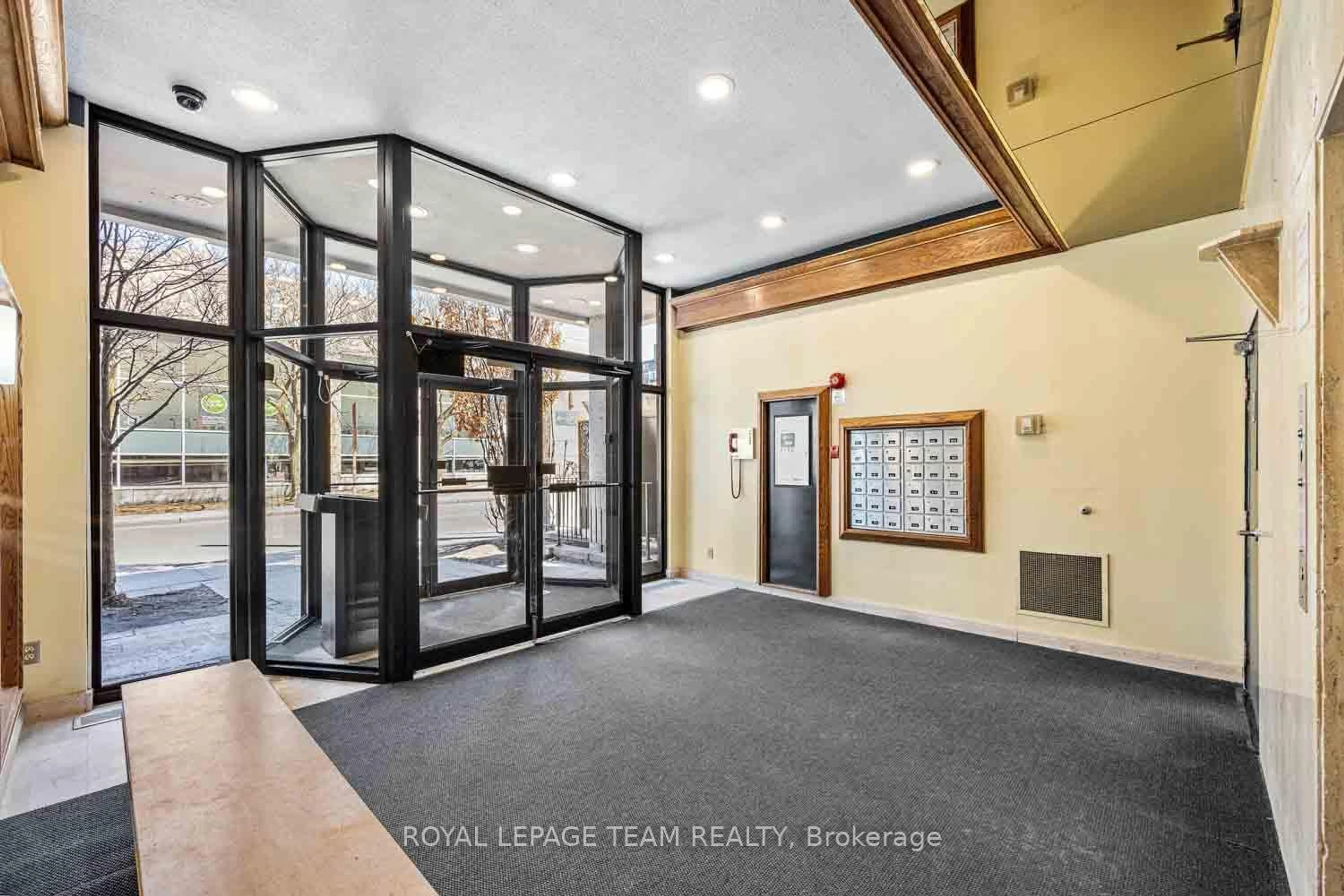 Indoor foyer for 154 NELSON St #504, Ottawa Ontario K1N 7R5