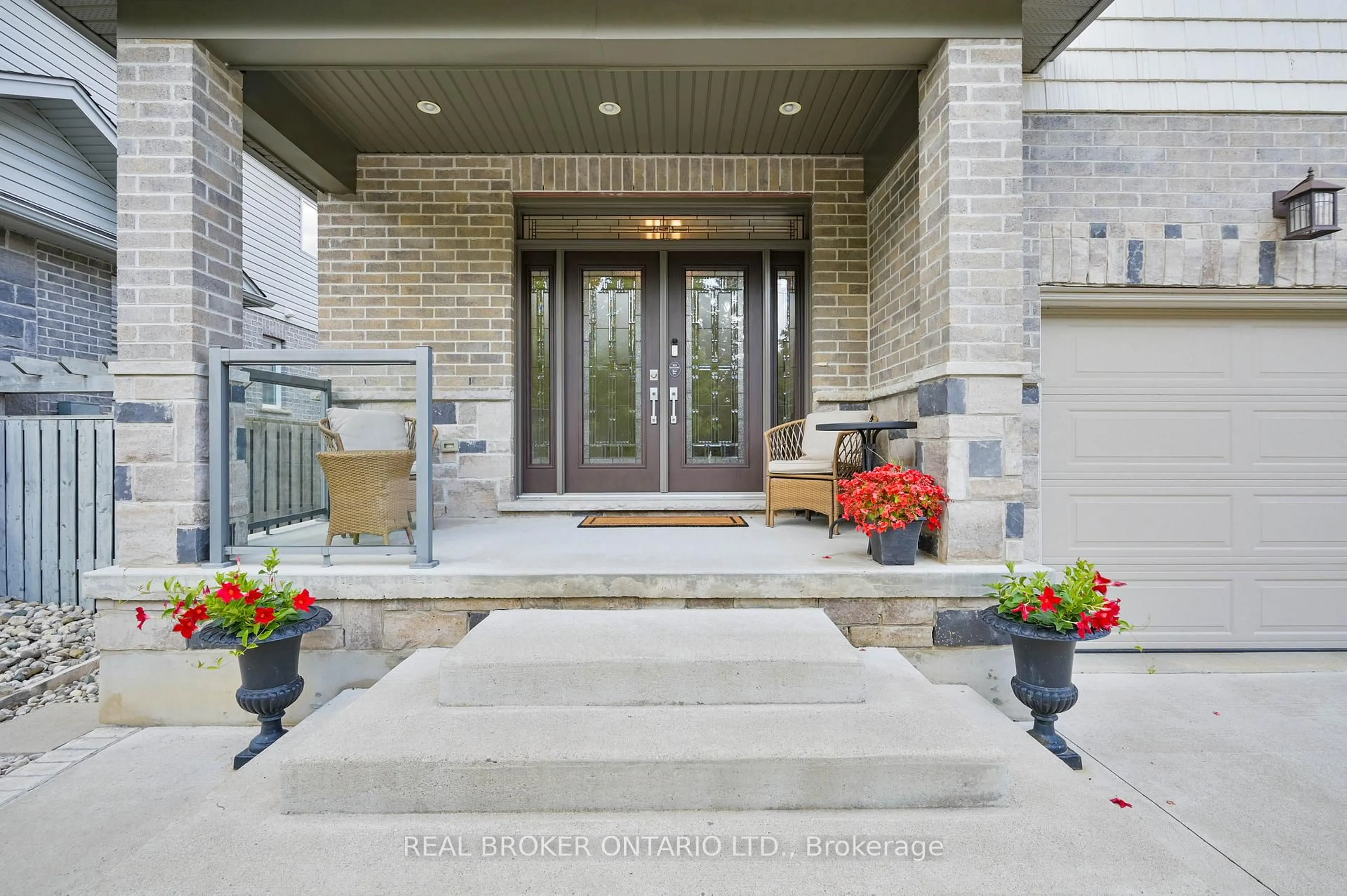 Indoor entryway for 70 Pioneer Tower Rd, Kitchener Ontario N2P 0B2