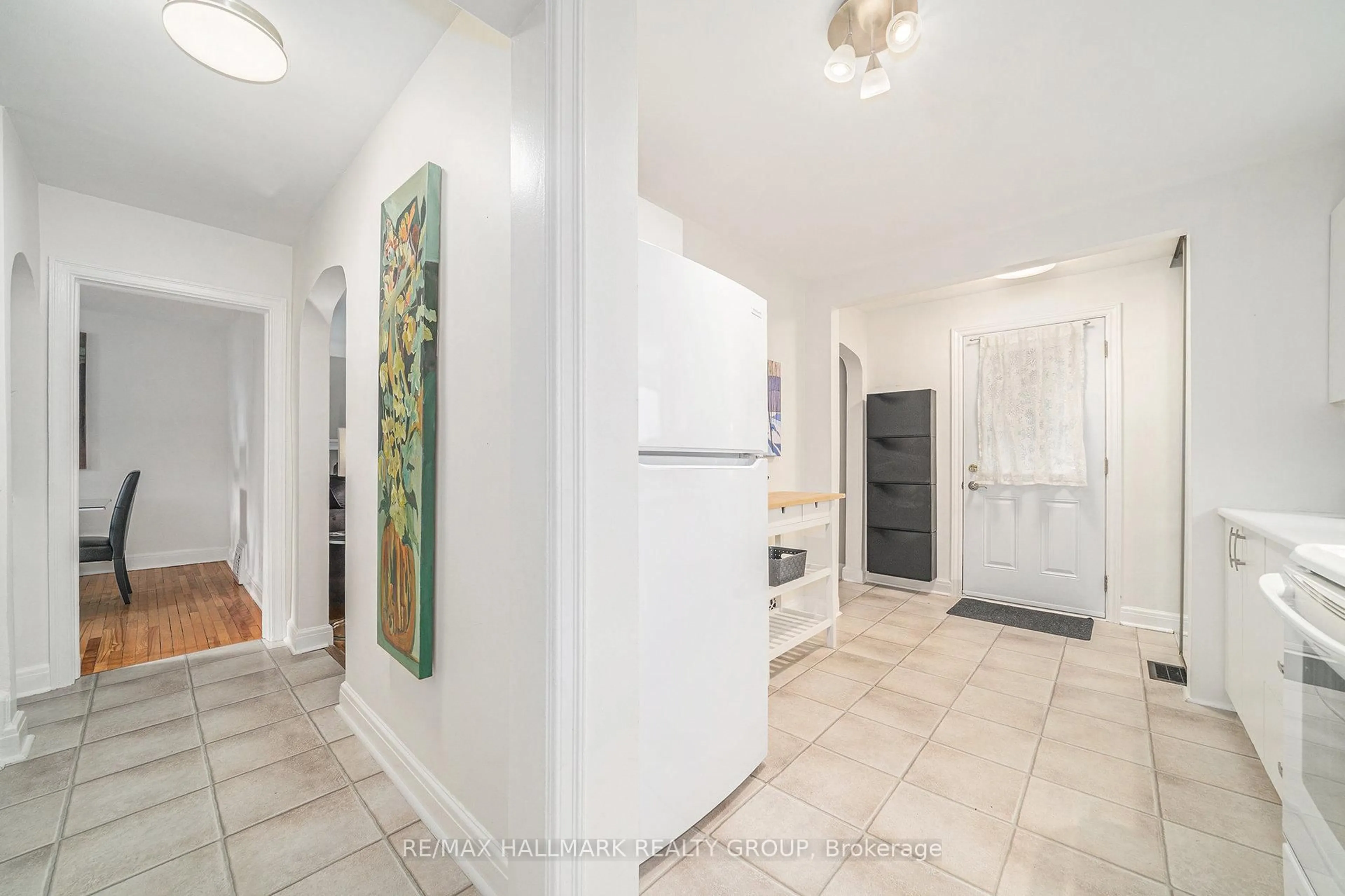 Indoor entryway for 98 Dagmar Ave, Ottawa Ontario K1L 5T4