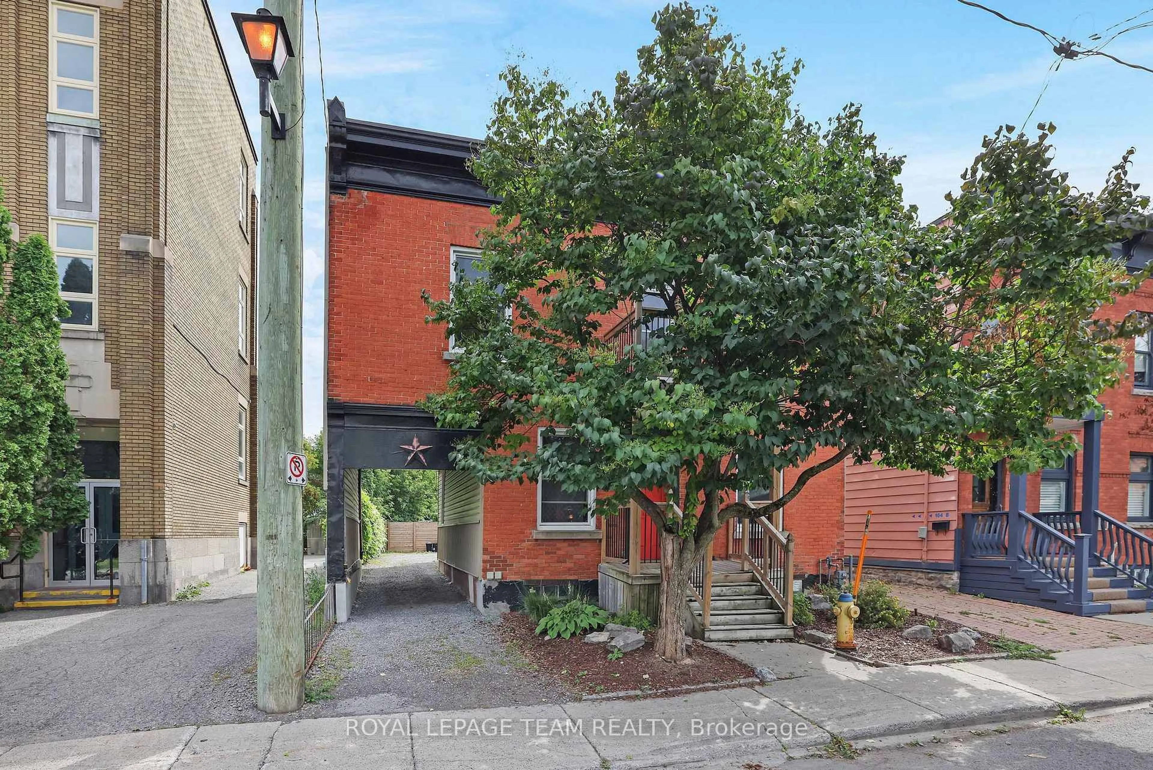 A pic from outside/outdoor area/front of a property/back of a property/a pic from drone, street for 166 GUIGUES St, Ottawa Ontario K1N 5H9