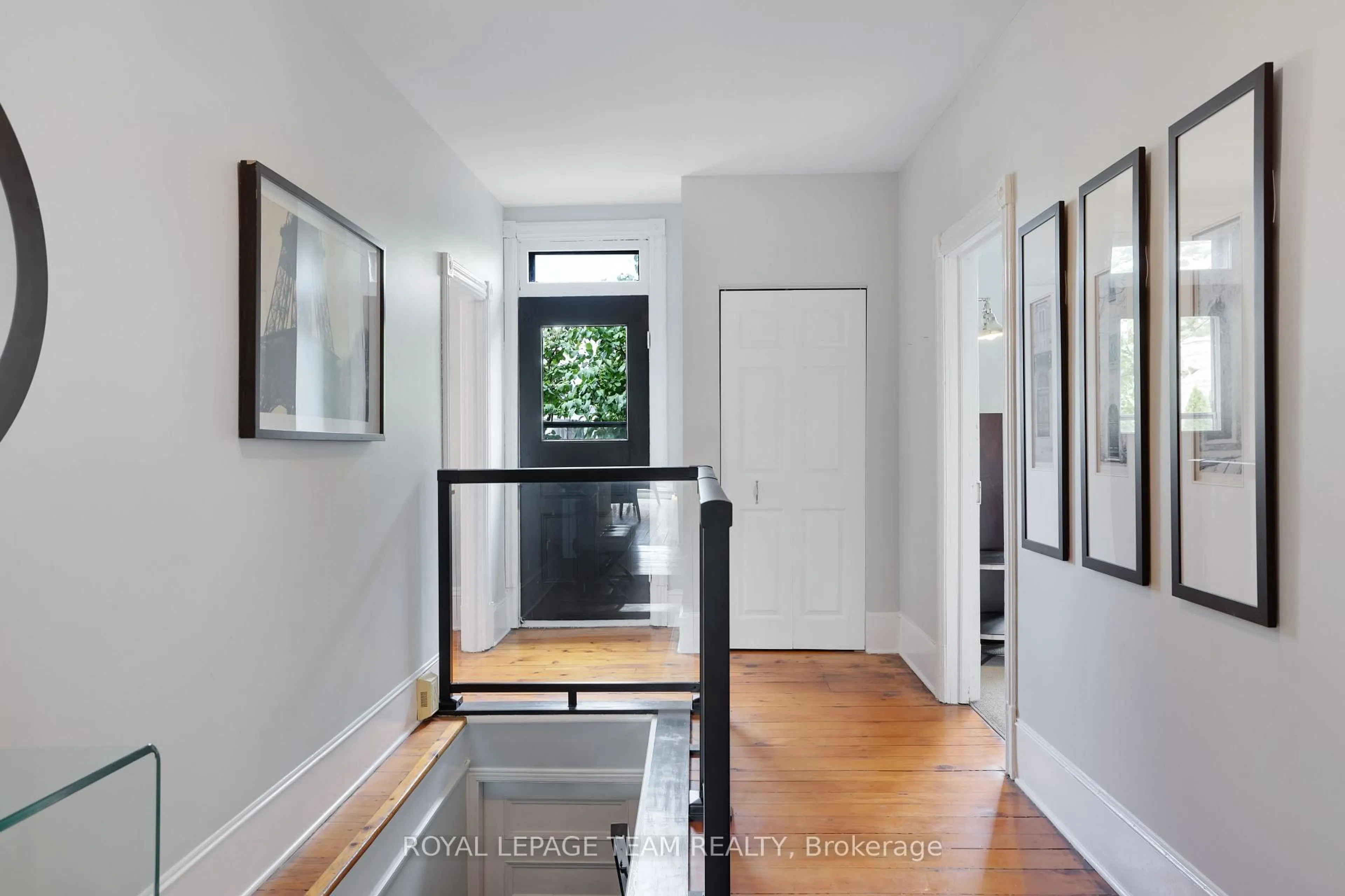 Indoor entryway for 166 GUIGUES St, Ottawa Ontario K1N 5H9