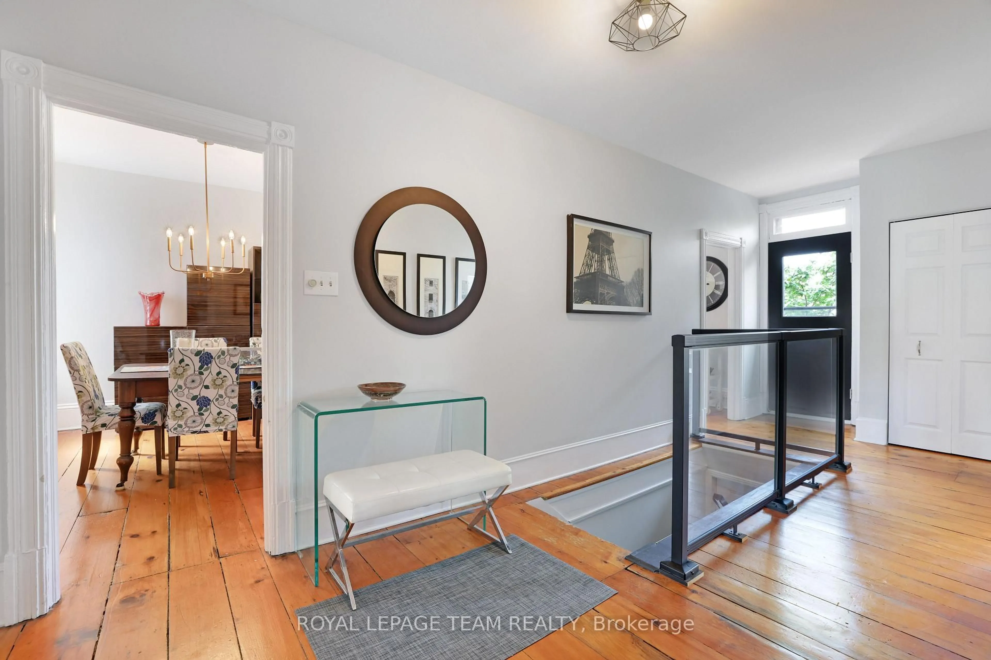 Indoor entryway for 166 GUIGUES St, Ottawa Ontario K1N 5H9