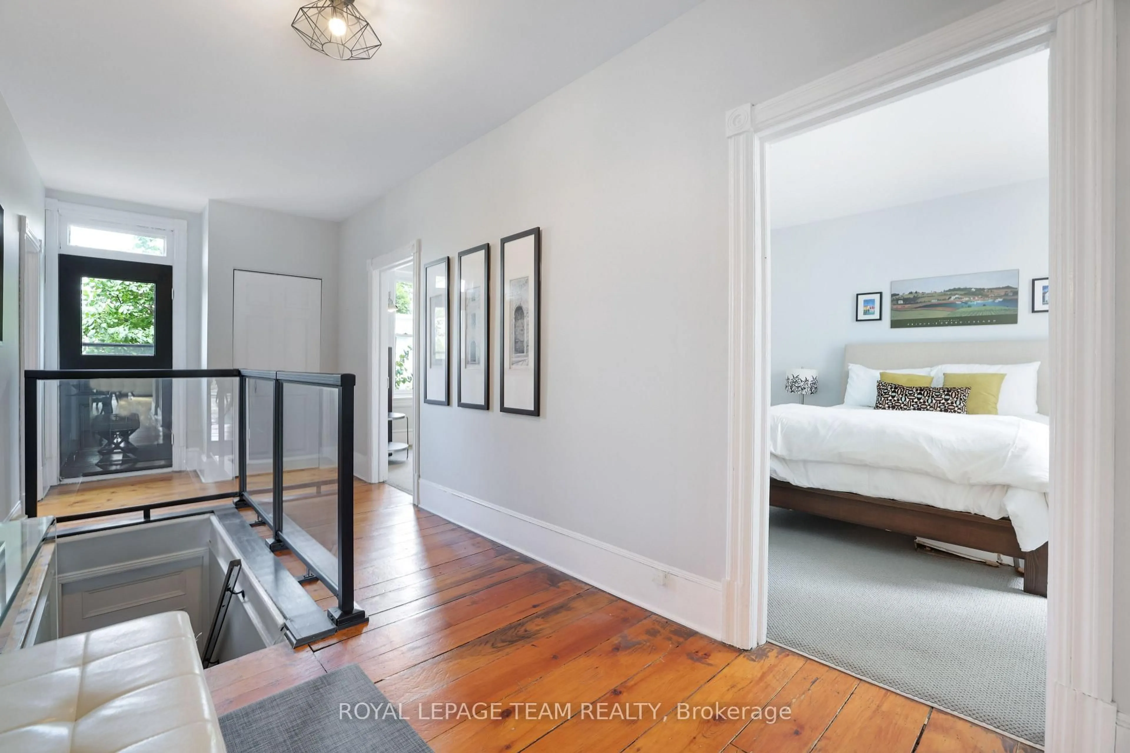 Indoor entryway for 166 GUIGUES St, Ottawa Ontario K1N 5H9